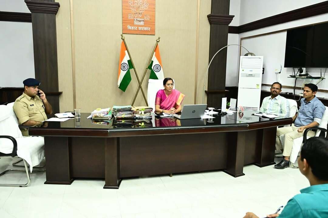 विक्रमशिला सेतु के संभावित बंद रहने की अवधि को देखते हुए वैकल्पिक यातायात व्यवस्था एवं यात्री सुविधाओं की तैयारी के निर्देश*
भागलपुर, 22 सितंबर 2026।
विक्रमशिला सेतु के आगामी अवधि में बंद रहने की संभावित स्थिति को देखते हुए आमजनों एवं यात्रियों के आवागमन को सुगम, सुरक्षित एवं सुविधाजनक बनाए रखने के उद्देश्य से जिला प्रशासन द्वारा वैकल्पिक यातायात व्यवस्था तथा आवश्यक जन-सुविधाओं की समुचित तैयारी सुनिश्चित करने हेतु कार्रवाई तेज कर दी गई है।
इस संबंध में जिला पदाधिकारी, भागलपुर द्वारा गठित समिति को वैकल्पिक यातायात व्यवस्था, नाव/क्रूज परिचालन तथा यात्रियों के लिए आवश्यक सुविधाओं की व्यवस्था की समीक्षा एवं स्थलीय निरीक्षण करते हुए संबंधित विभागों एवं एजेंसियों के साथ समन्वय स्थापित कर समयबद्ध कार्रवाई सुनिश्चित करने का निर्देश दिया गया है।
जिला प्रशासन द्वारा विशेष रूप से भागलपुर से नवगछिया तक दोनों ओर से जलमार्ग में संचालित होने वाले नाव/क्रूज के रूट-चार्ट का निर्धारण करने तथा निर्धारित रूट के अनुरूप बड़े एवं छोटे नाव/क्रूज के परिचालन हेतु प्रारंभिक स्थल से अंतिम स्थल तक समय-सारणी तैयार कर परिचालन सुनिश्चित करने को कहा गया है।
साथ ही, परिवहन विभाग, पुलिस विभाग, यातायात, पथ निर्माण विभाग, नगर निकाय, प्रखंड/अंचल तथा अन्य संबंधित विभागों एवं एजेंसियों के साथ आवश्यक समन्वय स्थापित कर सभी तैयारियां समयबद्ध रूप से पूर्ण करने का निर्देश दिया गया है।
वैकल्पिक यातायात एवं यात्री सुविधाओं पर विशेष ध्यान
विक्रमशिला सेतु के बंद रहने की अवधि में आमजनों एवं वाहनों के आवागमन के लिए निर्धारित वैकल्पिक मार्गों पर पर्याप्त यातायात व्यवस्था सुनिश्चित करने, आवश्यकता के अनुसार यातायात डायवर्जन एवं अन्य आवश्यक यातायात नियंत्रण उपाय लागू करने तथा यात्रियों की सुविधा के लिए उपयुक्त Boarding एवं De-Boarding Points का स्थल निरीक्षण कर चिन्हांकन करने का निर्देश दिया गया है।
चिन्हित Boarding एवं De-Boarding Points पर यात्रियों के चढ़ने-उतरने के लिए सुरक्षित स्थान, वाहनों के व्यवस्थित ठहराव तथा भीड़ नियंत्रण की समुचित व्यवस्था सुनिश्चित की जाएगी।
इसके अतिरिक्त, वैकल्पिक आवागमन व्यवस्था के अंतर्गत निर्धारित किराया/दर को प्रमुख स्थानों पर स्पष्ट रूप से प्रदर्शित करने, इसके लिए संबंधित पदाधिकारियों द्वारा आवश्यक निगरानी एवं कार्रवाई सुनिश्चित करने का निर्देश दिया गया है।
जिला प्रशासन द्वारा विक्रमशिला सेतु के संभावित बंद रहने की अवधि में आमजनों एवं यात्रियों को किसी प्रकार की असुविधा न हो, इसके लिए वैकल्पिक यातायात व्यवस्था को सुचारू एवं प्रभावी बनाए रखने पर विशेष जोर दिया गया है। इस क्रम में नाव/क्रूज के परिचालन से संबंधित सभी आवश्यक व्यवस्थाओं, उपलब्ध कराए जाने वाले इन्फ्रास्ट्रक्चर तथा सुरक्षा मानकों की जांच सुनिश्चित करने का निर्देश दिया गया है, ताकि यात्रियों का आवागमन सुरक्षित एवं सुगम रूप से हो सके।
ज़िला जनसंपर्क कार्यालय
भागलपुर
Information & Public Relations Department, Government of Bihar
#vikramshila