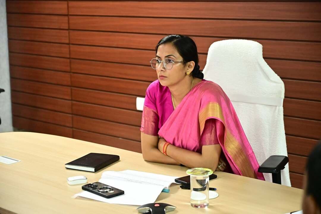*विकास आयुक्त, पटना ने वीडियो कॉन्फ्रेंसिंग के माध्यम से ‘सेवा संकल्प एवं कायाकल्प अभियान’ की समीक्षा की*
*जीर्णोद्धार कार्य 30 नवंबर 2026 तथा नव निर्माण कार्य 30 मार्च 2027 तक पूर्ण करने का निर्देश*
भागलपुर, 22 सितंबर 2026।
आज दिनांक 22.09.2026 को विकास आयुक्त, पटना द्वारा वीडियो कॉन्फ्रेंसिंग के माध्यम से ‘सेवा संकल्प एवं कायाकल्प अभियान’ के अंतर्गत संचालित कार्यों की समीक्षा की गई। समीक्षा के दौरान विभिन्न विभागों द्वारा कराए जा रहे जीर्णोद्धार एवं नव निर्माण कार्यों की प्रगति की जानकारी ली गई तथा सभी कार्यों को निर्धारित समय-सीमा के भीतर पूर्ण करने का निर्देश दिया गया।
वीडियो कॉन्फ्रेंसिंग में जिला स्तर से जिला पदाधिकारी, भागलपुर श्रीमती अलंकृता पांडेय, विकास आयुक्त, भागलपुर, निदेशक डीआरडीए, जिला शिक्षा पदाधिकारी, सिविल सर्जन, जिला प्रोग्राम पदाधिकारी, आईसीडीएस, भागलपुर सहित संबंधित विभागों के अन्य पदाधिकारी उपस्थित रहे।
समीक्षा के क्रम में विकास आयुक्त, पटना ने निर्देश दिया कि अभियान के अंतर्गत संबंधित विभागों द्वारा संचालित सभी जीर्णोद्धार एवं नव निर्माण कार्यों का ससमय निष्पादन सुनिश्चित किया जाए। साथ ही कार्यों की नियमित निगरानी एवं अनुश्रवण करते हुए संबंधित पोर्टल पर कार्यों की प्रगति एवं उपलब्धियों की प्रविष्टि भी समय पर सुनिश्चित करने का निर्देश दिया गया।
समीक्षा के दौरान ग्रामीण विकास विभाग से संबंधित योजनाओं, सड़कों, पुल-पुलियों आदि से जुड़े कार्यों की प्रगति की जानकारी ली गई। स्वास्थ्य विभाग के अंतर्गत अस्पतालों, स्वास्थ्य केंद्रों एवं अतिरिक्त स्वास्थ्य केंद्रों में चल रहे निर्माण एवं जीर्णोद्धार कार्यों को निर्धारित समय-सीमा में पूर्ण करने का निर्देश दिया गया।
शिक्षा विभाग के अंतर्गत प्राथमिक, मध्य एवं उच्च विद्यालयों में रंग-रोगन, आवश्यक मरम्मत, बाउंड्री वॉल निर्माण सहित अन्य कार्यों को समयबद्ध तरीके से पूर्ण कराने को कहा गया।
इसी प्रकार समाज कल्याण विभाग के अंतर्गत आंगनबाड़ी केंद्रों के रंग-रोगन एवं जीर्णोद्धार तथा नए आंगनबाड़ी केंद्रों के निर्माण कार्यों की समीक्षा की गई।
लोक स्वास्थ्य अभियंत्रण विभाग (PHED) के अंतर्गत नल-जल योजनाओं के जीर्णोद्धार तथा चापाकल, जलमीनार आदि से संबंधित नव निर्माण एवं अन्य आवश्यक कार्यों को निर्धारित समय-सीमा में पूर्ण कराने का निर्देश दिया गया।
नगर विकास एवं आवास विभाग के अंतर्गत शहरी क्षेत्रों में आंगनबाड़ी केंद्रों, विद्यालयों एवं सामुदायिक भवनों के निर्माण एवं जीर्णोद्धार कार्यों की भी समीक्षा की गई। वहीं पंचायती राज विभाग के अंतर्गत पंचायत भवनों के रंग-रोगन, जीर्णोद्धार एवं अन्य आवश्यक कार्यों को समयबद्ध रूप से पूर्ण कराने पर बल दिया गया।
समीक्षा के दौरान स्पष्ट निर्देश दिया गया कि जीर्णोद्धार से संबंधित सभी कार्य 30 नवंबर 2026 तक तथा नव निर्माण से संबंधित सभी कार्य 30 मार्च 2027 तक पूर्ण किए जाएं। संबंधित विभागों के पदाधिकारियों को कार्यों की नियमित समीक्षा एवं अनुश्रवण करते हुए निर्धारित समय-सीमा में कार्य पूर्ण कराना सुनिश्चित करने का निर्देश दिया गया।
साथ ही अभियान से संबंधित सभी कार्यों की पोर्टल पर ससमय एवं अद्यतन प्रविष्टि सुनिश्चित करने का भी निर्देश दिया गया।
जिला जनसंपर्क कार्यालय,
भागलपुर