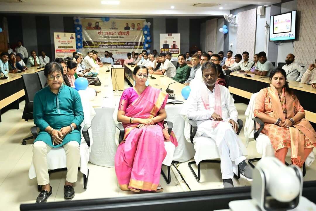 *प्रधानमंत्री सूर्य घर : मुफ्त बिजली योजना के तहत 25,000 लाभार्थियों को अतिरिक्त राज्य वित्तीय सहायता का हस्तांतरण*
भागलपुर, 22 सितंबर 2026। ऊर्जा विभाग, बिहार सरकार द्वारा प्रधानमंत्री सूर्य घर : मुफ्त बिजली योजना के अंतर्गत राज्य के 25,000 लाभार्थियों को अतिरिक्त राज्य वित्तीय सहायता के हस्तांतरण कार्यक्रम का आयोजन किया गया। कार्यक्रम का शुभारंभ माननीय मुख्यमंत्री, बिहार श्री सम्राट चौधरी के कर-कमलों द्वारा किया गया।
कार्यक्रम में विशिष्ट अतिथि के रूप में माननीय उप मुख्यमंत्री, बिहार श्री विजय कुमार चौधरी एवं श्री विजेन्द्र प्रसाद यादव उपस्थित रहे। कार्यक्रम की अध्यक्षता माननीय मंत्री, ऊर्जा विभाग, बिहार श्री शैलेश कुमार उर्फ बुलो मंडल द्वारा की गई।
कार्यक्रम के दौरान पटना से वीडियो कॉन्फ्रेंसिंग के माध्यम से राज्य के विभिन्न जिलों को जोड़ा गया। इसी क्रम में भागलपुर जिले के पदाधिकारी एवं जनप्रतिनिधि भी वीडियो कॉन्फ्रेंसिंग के माध्यम से कार्यक्रम में शामिल हुए।
भागलपुर जिले से माननीय सांसद श्री अजय कुमार मंडल, जिला पदाधिकारी श्रीमती अलंकृता पांडे, उप विकास आयुक्त श्री रवि राकेश सहित अन्य जिला स्तरीय पदाधिकारी उपस्थित रहे।
सौर ऊर्जा को बढ़ावा देने की दिशा में महत्वपूर्ण पहल
प्रधानमंत्री सूर्य घर : मुफ्त बिजली योजना भारत सरकार की एक महत्वाकांक्षी योजना है, जिसका उद्देश्य घरों की छतों पर सोलर पैनल स्थापित कर परिवारों को स्वच्छ एवं हरित ऊर्जा उपलब्ध कराना तथा बिजली के बिल में कमी लाना है। योजना के तहत पात्र लाभार्थियों को केंद्र सरकार के साथ-साथ बिहार सरकार द्वारा भी अतिरिक्त वित्तीय सहायता उपलब्ध कराई जा रही है।
योजना के अंतर्गत सोलर सिस्टम की क्षमता के अनुसार केंद्र एवं राज्य सरकार द्वारा निम्नलिखित वित्तीय सहायता उपलब्ध कराई जा रही है—
1 किलोवाट सोलर सिस्टम: केंद्र सरकार की सब्सिडी ₹30,000 तथा बिहार सरकार की अतिरिक्त सब्सिडी ₹10,000, अर्थात कुल ₹40,000 की सहायता।
2 किलोवाट सोलर सिस्टम: केंद्र सरकार की सब्सिडी ₹60,000 तथा बिहार सरकार की अतिरिक्त सब्सिडी ₹20,000, अर्थात कुल ₹80,000 की सहायता।
3 किलोवाट सोलर सिस्टम: केंद्र सरकार की सब्सिडी ₹78,000 तथा बिहार सरकार की अतिरिक्त सब्सिडी ₹20,000, अर्थात कुल ₹98,000 तक की सहायता।
भागलपुर जिले में योजना की प्रगति
भागलपुर जिले के लिए योजना के अंतर्गत 15,000 का लक्ष्य निर्धारित किया गया है। उपलब्ध आंकड़ों के अनुसार अब तक 2,512 उपभोक्ताओं द्वारा आवेदन, 2,149 उपभोक्ताओं द्वारा वेंडर का चयन तथा 1,193 सोलर पैनलों की स्थापना की जा चुकी है।
योजना का लाभ लेने के लिए आवश्यक पात्रता
योजना का लाभ लेने के लिए आवेदक का भारत का स्थायी नागरिक होना, घर की छत पर सोलर पैनल लगाने के लिए पर्याप्त एवं उपयुक्त स्थान उपलब्ध होना तथा घर में वैध बिजली कनेक्शन एवं मीटर होना आवश्यक है। साथ ही, आवेदक द्वारा पूर्व में किसी अन्य सोलर योजना के अंतर्गत सब्सिडी का लाभ नहीं लिया गया होना चाहिए।
आवेदन की प्रक्रिया
इच्छुक उपभोक्ता आधिकारिक PM Surya Ghar Portal पर पंजीकरण कर अपना राज्य, बिजली वितरण कंपनी (डिस्कॉम) एवं उपभोक्ता खाता संख्या दर्ज कर आवेदन कर सकते हैं। तकनीकी स्वीकृति प्राप्त होने के बाद पोर्टल पर सूचीबद्ध पंजीकृत वेंडर के माध्यम से सोलर पैनल स्थापित कराया जा सकता है।
सोलर सिस्टम की स्थापना एवं नेट मीटर लगने के बाद बैंक विवरण तथा आवश्यक दस्तावेज पोर्टल पर अपलोड करने पर सब्सिडी की राशि सीधे लाभार्थी के बैंक खाते में भेजी जाती है।
कार्यक्रम के माध्यम से जिलेवासियों से अपील की गई कि वे प्रधानमंत्री सूर्य घर : मुफ्त बिजली योजना का अधिक से अधिक लाभ उठाएं तथा अपने घरों की छतों पर सोलर सिस्टम स्थापित कर स्वच्छ एवं हरित ऊर्जा को अपनाने के साथ-साथ बिजली के खर्च में कमी लाएं।
जिला जन-संपर्क कार्यालय,
भागलपुर