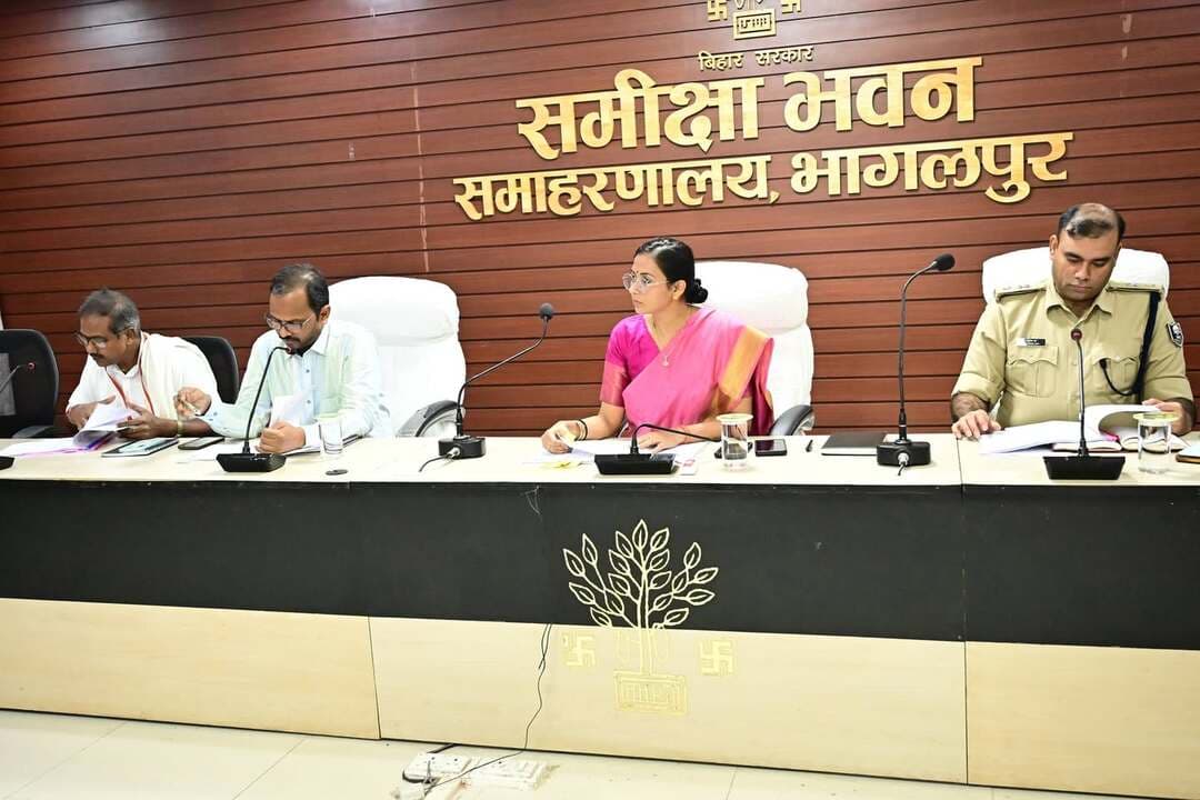 *SC/ST (अत्याचार निवारण) अधिनियम के प्रावधानों के त्वरित एवं अक्षरशः अनुपालन का जिला पदाधिकारी ने दिया निर्देश*
भागलपुर, 22 सितंबर 2026। जिला पदाधिकारी, भागलपुर श्रीमती अलंकृता पांडे की अध्यक्षता में अनुसूचित जाति एवं अनुसूचित जनजाति (अत्याचार निवारण) अधिनियम, 1989 के तहत गठित जिला स्तरीय सतर्कता एवं अनुश्रवण समिति की वर्ष 2026 की द्वितीय बैठक समीक्षा भवन में आयोजित की गई।
बैठक में अनुसूचित जाति एवं अनुसूचित जनजाति (अत्याचार निवारण) अधिनियम, 1989 के प्रावधानों के त्वरित एवं अक्षरशः अनुपालन, पीड़ितों/आश्रितों को अनुमान्य मुआवजा एवं अन्य लाभ उपलब्ध कराने सहित विभिन्न बिंदुओं पर विस्तृत समीक्षा की गई।
समिति की अध्यक्ष-सह-जिला पदाधिकारी द्वारा बैठक में निम्नलिखित निर्देश दिए गए एवं उपलब्धियों की जानकारी दी गई—
1. वित्तीय वर्ष 2026-27 में इस अधिनियम के तहत आवंटित राशि से अब तक 145 पीड़ितों/आश्रितों को लाभान्वित किया जा चुका है।
2. इस अधिनियम के अंतर्गत चालू वर्ष में जिले में अब तक कुल 98 मामले दर्ज किए गए हैं। सभी मामलों में पीड़ितों/आश्रितों को अधिनियम के तहत अनुमान्य मुआवजा राशि का जिला पदाधिकारी की स्वीकृति के उपरांत भुगतान किया जा चुका है।
3. SC/ST Act के तहत कुल 51 आश्रितों को अनुमान्य पेंशन राशि का प्रतिमाह ससमय भुगतान किया जा रहा है।
4. अनुसूचित जाति एवं अनुसूचित जनजाति (अत्याचार निवारण) नियम, 1989, समय-समय पर यथासंशोधित, के नियम 15(1)(घ) के तहत दर्ज हत्या के मामलों में 02 आश्रितों को नौकरी का लाभ दिलाया जा चुका है।
5. बैठक में जिला पदाधिकारी-सह-अध्यक्ष द्वारा निर्देश दिया गया कि इस अधिनियम का दुरुपयोग किसी भी स्तर पर नहीं होने दिया जाए। जाँच पदाधिकारी संवेदनशीलता के साथ ऐसे मामलों की जाँच करना सुनिश्चित करेंगे तथा नियमानुसार आवश्यक कार्रवाई करेंगे।
6. अगस्त माह में निष्पादित कांडों की संख्या अपेक्षाकृत कम रहने के कारण विशेष लोक अभियोजक, SC/ST Act को निर्देश दिया गया कि वे व्यक्तिगत रूप से रुचि लेते हुए सितंबर एवं अक्टूबर माह 2026 में निष्पादित कांडों की संख्या में वृद्धि सुनिश्चित करें। साथ ही, माननीय न्यायालय में गवाही हेतु साक्षियों को थाना के माध्यम से उपस्थित कराने के लिए वरीय पुलिस अधीक्षक, भागलपुर के कार्यालय से समन्वय स्थापित करना भी सुनिश्चित करेंगे।
बैठक में संबंधित पदाधिकारी एवं समिति के सदस्य उपस्थित थे।
जिला जन-संपर्क कार्यालय,
भागलपुर