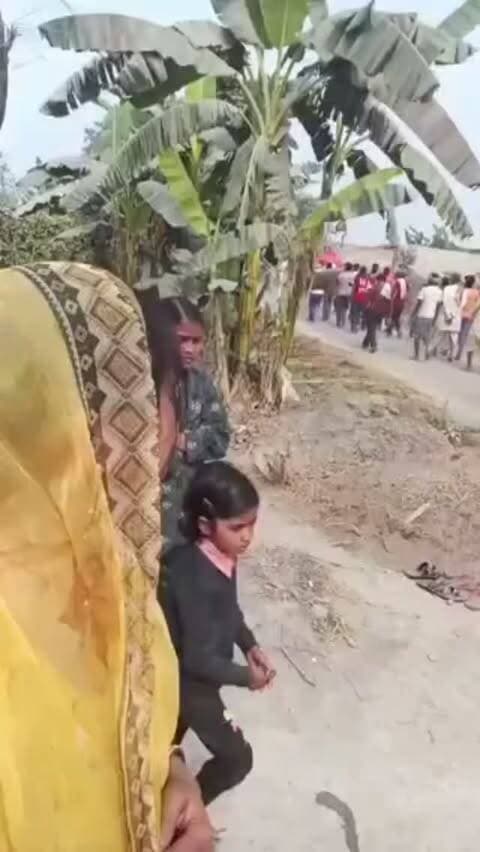 😂 सोशल मीडिया की रेस भी गजब है!
वीडियो में दिखाई दे रही महिला के बारे में दावा किया जा रहा है कि उनके पिता का निधन हो गया और वह उनकी आत्मा की शांति के लिए वीडियो बनाकर भावुक हो रही हैं। हालांकि यह वीडियो कहां का है और इसकी पूरी सच्चाई क्या है, इसकी पुष्टि नहीं है।
लेकिन सोशल मीडिया का दौर भी कमाल है—
दुख अपना हो या किसी और का, कैमरा ऑन होना जरूरी हो गया है! 📱😢
कभी-कभी लगता है कि लोग फॉलोअर्स और व्यूज की दौड़ में भावनाओं को भी कंटेंट बना रहे हैं।
आंसू असली हैं या कैमरे के लिए—यह तो वही जानें, लेकिन सोशल मीडिया की दुनिया में अब “दुख भी वायरल” और “इमोशन भी ट्रेंडिंग” हो गया है। 😅
फिर भी अगर महिला के पिता का वास्तव में निधन हुआ है तो ईश्वर दिवंगत आत्मा को शांति दें और परिवार को यह दुख सहने की शक्ति दें। 🙏
बाकी भाई, व्यूज के चक्कर में इंसान कब क्या कर बैठे—सोशल मीडिया ने बहुत कुछ बदल दिया है! 😄
#सोशलमीडिया #वायरलवीडियो #फॉलोअर्स #व्यूज #सोचनेकाबात फेस�