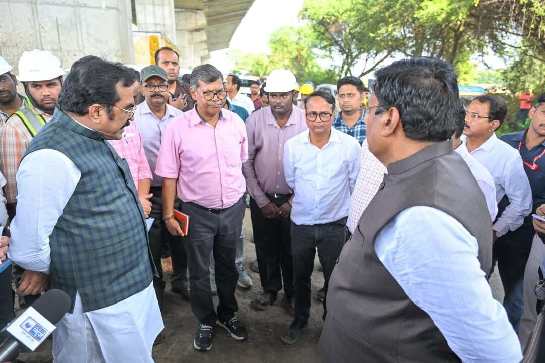 बैरागढ़ एलिवेटेड ब्रिज का निर्माण मार्च 2027 तक हर हाल में पूर्ण करें : लोक निर्माण मंत्री श्री सिंह
निर्माण कार्य में लापरवाही और अपर्याप्त सुरक्षा व्यवस्था पर जताई कड़ी नाराजगी- 20 लाख की पेनल्टी लगाने के दिए निर्देश
3 दिवस में सभी अव्यवस्थाएं सुधारने और निर्माण एजेंसी पर अनुबंधानुसार पेनाल्टी लगाने के निर्देश
मुख्य अभियंता स्वयं करेंगे साप्ताहिक समीक्षा, प्रत्येक 15 दिवस में मंत्री को भेजी जाएगी प्रगति रिपोर्ट
सर्विस रोड शीघ्र दुरुस्त करने और ब्रिज पर वर्षा जल संचयन की व्यवस्था करने के निर्देश
एलिवेटेड कॉरीडोर के नीचे समुचित प्रकाश व्यवस्था करने के दिए निर्देश
एलिवेटेड कॉरीडोर पर रैन वाटर हार्वेस्टिंग के लिए अभी से करें इंतजाम
समय सीमा मे निर्माण सुनिश्चित करने के लिए पर्ट चार्ट बना कराएं साप्ताहिक माइक्रो प्लानिंग
लोक निर्माण मंत्री श्री राकेश सिंह ने मंगलवार को विधायक श्री रामेश्वर शर्मा के साथ बैरागढ़ में निर्माणाधीन एलिवेटेड ब्रिज का विस्तृत निरीक्षण किया। उन्होंने पूरे निर्माणाधीन मार्ग का भ्रमण कर कार्य की भौतिक प्रगति, गुणवत्ता, सुरक्षा व्यवस्था, सर्विस रोड, तथा नागरिकों के आवागमन की व्यवस्थाओं का जायजा लिया।
मंत्री श्री सिंह ने निर्माण कार्य की धीमी प्रगति और कार्यस्थल पर पर्याप्त सुरक्षा व्यवस्था नहीं पाए जाने पर संबंधित अधिकारियों एवं निर्माण एजेंसी के प्रति कड़ी नाराजगी व्यक्त की। उन्होंने कहा कि निर्माण के दौरान नागरिकों की सुरक्षा और सुगम आवागमन सुनिश्चित करना विभाग तथा निर्माण एजेंसी की जिम्मेदारी है। इसमें किसी भी प्रकार की लापरवाही स्वीकार नहीं की जाएगी।
मंत्री श्री सिंह ने सभी कमियों और अव्यवस्थाओं को 3 दिवस के भीतर दुरुस्त करने के निर्देश दिए। उन्होंने निर्माण एजेंसी द्वारा कार्य में बरती गई लापरवाही और विलंब के लिए अनुबंध की शर्तों के अनुसार पेनाल्टी लगाने को कहा। साथ ही बंद अथवा अव्यवस्थित स्ट्रीट लाइटों को चालू करने और निर्माण स्थल पर सभी आवश्यक सुरक्षा उपाय सुनिश्चित करने के निर्देश दिए।
मंत्री श्री सिंह ने सर्विस रोड की खराब स्थिति को देखकर इसे शीघ्र दुरुस्त करने के निर्देश दिए। उन्होंने कहा कि मुख्य ब्रिज का निर्माण पूरा होने तक सर्विस रोड ही नागरिकों के आवागमन का प्रमुख माध्यम है, इसलिए इसे सुरक्षित और सुगम बनाए रखना सर्वोच्च प्राथमिकता होनी चाहिए। उन्होंने सिविल अस्पताल के आसपास की अव्यवस्थाओं को तत्काल सुधारने तथा मरीजों, एम्बुलेंस और आम नागरिकों के निर्बाध एवं सुरक्षित आवागमन की व्यवस्था सुनिश्चित करने के निर्देश दिए।
मंत्री श्री सिंह ने अधिकारियों एवं निर्माण एजेंसी को स्पष्ट निर्देश दिए कि अब ब्रिज का संपूर्ण निर्माण कार्य मार्च 2027 तक हर हाल में पूर्ण किया जाए। इस समय-सीमा में किसी भी प्रकार की ढिलाई स्वीकार नहीं की जाएगी। उन्होंने निर्माण कार्य की माइक्रो प्लानिंग करने की भी निर्देश दिए जिसमें पर्ट चार्ट के आधार पर एक्टिविटी प्लान बनाने और इसके आधार पर साप्ताहिक प्रगति की समीक्षा करने के निर्देश दिए। मुख्य अभियंता निर्माण कार्य की प्रत्येक सप्ताह समीक्षा करेंगे। कार्य की प्रगति, गुणवत्ता और समयबद्धता से संबंधित विस्तृत प्रतिवेदन प्रत्येक 15 दिवस में मंत्री को प्रस्तुत किया जाएगा।
निरीक्षण के दौरान मंत्री श्री राकेश सिंह ने कहा कि संत हिरदाराम नगर का यह मुख्य मार्ग अत्यधिक यातायात घनत्व वाला क्षेत्र है। ऐसे में निर्माण कार्य के दौरान सुरक्षा व्यवस्था में किसी भी प्रकार की लापरवाही से गंभीर दुर्घटना की संभावना हो सकती है। उन्होंने निर्माण एजेंसी को सुरक्षा व्यवस्था को सर्वोच्च प्राथमिकता देने के निर्देश दिए।
मंत्री श्री सिंह ने निर्देश दिए कि निर्माण कार्य के दौरान यातायात को निर्बाध बनाए रखने के लिए केवल उसी स्थान पर सेफ्टी बैरियर लगाए जाएं, जहां वास्तविक रूप से निर्माण कार्य चल रहा है। जिन स्थानों पर निर्माण कार्य नहीं हो रहा है, वहां से अनावश्यक बैरियर तत्काल हटाए जाएं, ताकि यातायात सुचारु रूप से संचालित हो सके। उन्होंने निर्माण स्थल से मलबा एवं अन्य अपशिष्ट निर्माण सामग्री तत्काल हटाने के भी निर्देश दिए।
उन्होंने कहा कि निर्माण कार्य के कारण स्थानीय व्यापारियों एवं रहवासियों को होने वाली समस्याओं का प्राथमिकता से निराकरण किया जाए तथा उनके आवागमन में अनावश्यक बाधा उत्पन्न न हो। ठेकेदार को निर्देशित किया गया कि यातायात के अत्यधिक दबाव को देखते हुए निर्बाध आवागमन के लिए अपने स्तर से भी आवश्यक व्यवस्थाएं सुनिश्चित करें।
मंत्री श्री सिंह ने ब्रिज पर वर्षा जल संचयन की समुचित व्यवस्था सुनिश्चित करने के निर्देश भी दिए। उन्होंने कहा कि बड़ी अधोसंरचना परियोजनाओं में पर्यावरण संरक्षण और जल संवर्धन को अनिवार्य रूप से शामिल किया जाना चाहिए।
मंत्री श्री सिंह ने कहा कि लोक निर्माण विभाग ‘लोक निर्माण से लोक-कल्याण’ के ध्येय के साथ कार्य कर रहा है। विभाग की कार्यपद्धति में बड़ा बदलाव आया है। अब प्रत्येक निर्माण कार्य में गुणवत्ता, समयबद्धता, जवाबदेही और जन-सुविधा को सर्वोच्च प्राथमिकता दी जा रही है।
उन्होंने कहा कि अधोसंरचना निर्माण का वास्तविक उद्देश्य तभी पूरा होगा, जब कार्य उच्च गुणवत्ता के साथ निर्धारित समय-सीमा में पूर्ण हो और उसका लाभ नागरिकों को सुरक्षित एवं सुविधाजनक रूप से मिले।
CM Madhya Pradesh
Public Works Department, Madhya Pradesh
Jansampark Madhya Pradesh
#bhopal