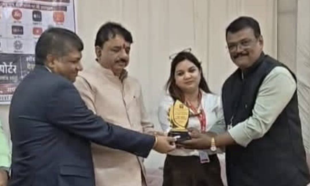 TNP न्यूज़ में संभागीय ब्यूरो की नियुक्तियां
मो. अफसर खान को मिला नर्मदापुरम संभाग का प्रभार
भोपाल। TNP न्यूज़ के स्टेट ब्यूरो चीफ राजेंद्र सिंह जादौन ने मध्यप्रदेश में संभाग स्तर पर ब्यूरो की नियुक्तियों की घोषणा की है। इसके तहत प्रदेश के 10 संभागों में संभागीय ब्यूरो की जिम्मेदारी संबंधित प्रतिनिधियों को सौंपी गई है। नई व्यवस्था के अनुसार सभी संभागीय ब्यूरो अपने-अपने क्षेत्रों से समाचार संकलन एवं संगठनात्मक गतिविधियों की जानकारी राज्य कार्यालय तक पहुंचाएंगे।
घोषित सूची के अनुसार भोपाल संभाग का कार्य स्टेट ऑफिस, इंदौर संभाग की जिम्मेदारी जितेश पाठक, जबलपुर संभाग की विनय जी डेविड, ग्वालियर संभाग की रजनी लिटोरिया, सागर संभाग की भारत यादव, रीवा संभाग की विनोद शर्मा, शहडोल संभाग की मुनीर खान तथा चंबल संभाग की जिम्मेदारी छोटू बाथम को सौंपी गई है।
वहीं नर्मदापुरम (होशंगाबाद) संभाग का प्रभार मो. अफसर खान को दिया गया है। उन्हें संभाग के अंतर्गत आने वाले जिलों एवं क्षेत्रों से समाचारों के संकलन, स्थानीय गतिविधियों की कवरेज तथा संबंधित समाचारों को TNP न्यूज़ तक पहुंचाने की जिम्मेदारी दी गई है।
TNP न्यूज़ प्रबंधन के अनुसार संभाग स्तर पर ब्यूरो की नियुक्तियों से प्रदेश के विभिन्न क्षेत्रों में समाचार कवरेज को और अधिक प्रभावी बनाने में मदद मिलेगी।
Tnp न्यूज़ चैनल की मध्यप्रदेश कोऑर्डिनेटर प्रेणना गौतम ने सभी नवनियुक्त संभाग ब्यूरो को नई जिम्मेदारी मिलने पर कहा कि सभी अपने अपने संभाग में चैनल क़ो बढ़ाने में सहयोग करें। वही मोहम्मद अफसर खान क़ो नर्मदापुरमसंभाग ब्यूरो बनाएं जाने से बैतूल जिले में हर्ष व्याप्त हैं, साथी पत्रकारों एवं शुभचिंतको ने बधाई शुभकामनाएं प्रेषित की है।