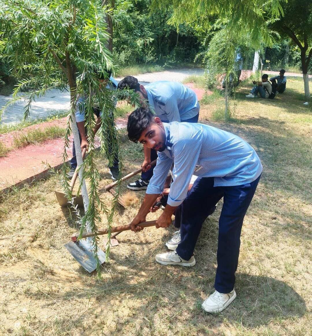 आईटीआई में आयोजित हुआ स्वच्छता अभियान
भिवानी, 22 सितंबर। सेवा संकल्प अभियान के अंतर्गत आईटीआई में विशेष स्वच्छता अभियान का आयोजन किया गया। इस दौरान संस्थान परिसर, कक्षाओं, कार्यशालाओं एवं आसपास के क्षेत्रों में विशेष सफाई अभियान चलाया गया। अभियान में संस्थान की विद्यार्थियों ने उत्साहपूर्वक बढ़-चढक़र भाग लिया तथा स्वच्छता कार्य में सक्रिय योगदान दिया।
स्वच्छता अभियान के दौरान विद्यार्थियों ने कूड़ा-कचरा उठाकर परिसर की सफाई की। विद्यार्थियों को स्वच्छता को केवल एक अभियान न मानकर इसे अपने दैनिक जीवन का अभिन्न हिस्सा बनाने के लिए प्रेरित किया गया। इस अवसर पर प्रधानाचार्य पंकज सोनी ने कहा कि स्वच्छता केवल हमारे आसपास के वातावरण को साफ रखने तक सीमित नहीं है, बल्कि यह एक स्वस्थ, अनुशासित एवं जिम्मेदार समाज की आधारशिला है। उन्होंने विद्यार्थियों को प्रेरित करते हुए कहा कि प्रत्येक विद्यार्थी को स्वयं स्वच्छता अपनाने के साथ-साथ अपने परिवार एवं समाज को भी स्वच्छता के प्रति जागरूक करना चाहिए।