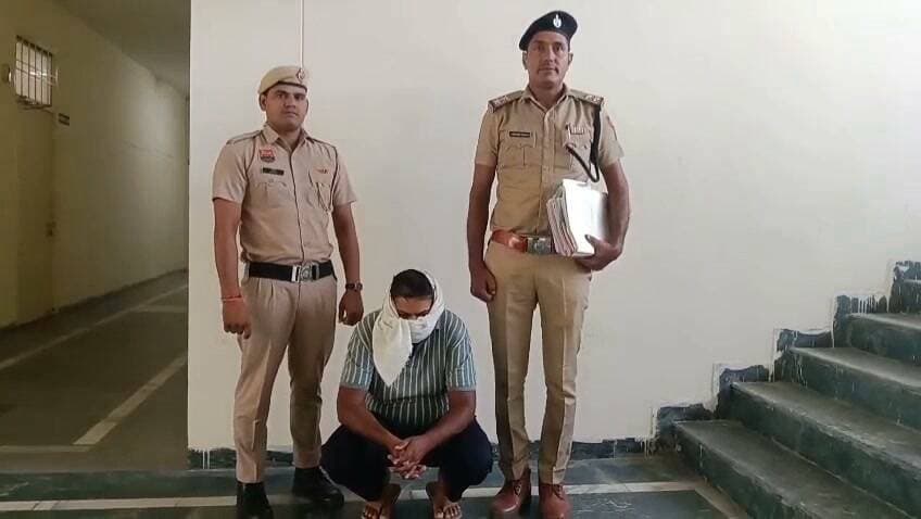 भिवानी जिला अनुसंधान इकाई ने डाकघर में खाताधारकों के 05,22,000/- हजार रुपये के गबन के मामले में आरोपी को किया गिरफ्तार
*आरोपी ने 13 खाताधारकों की पासबुक में राशि जमा करने की एंट्री कर रकम डाकघर में जमा करवाने की बजाय निजी उपयोग में ली थी।*
पुलिस अधीक्षक भिवानी श्री मयंक मिश्रा, आईपीएस द्वारा जिला पुलिस को धोखाधड़ी एवं गबन के मामलों में शामिल आरोपियों को जल्द से जल्द गिरफ्तार कर उनके विरुद्ध प्रभावी कानूनी कार्रवाई करने के निर्देश दिए गए हैं। इन्हीं निर्देशों के तहत कार्रवाई करते हुए जिला अनुसंधान इकाई भिवानी ने डाकघर में खाताधारकों के रुपये जमा करने की बजाय गबन करने के मामले में आरोपी को गिरफ्तार करने में सफलता हासिल की है।
इस मामले में पंकज, सब-डिवीजन निरीक्षक द्वारा थाना तोशाम में शिकायत दर्ज करवाई गई थी। शिकायत में बताया गया कि उनके अधीन सब-डिवीजन के अंतर्गत आने वाले गांव देवराला के डाकघर में वर्ष 2016-17 के दौरान तत्कालीन डाकपाल शाखा में कार्यरत सुरेंद्र द्वारा करीब 13 खाताधारकों की पासबुक में राशि जमा करने की एंट्री की गई, लेकिन संबंधित राशि डाकघर में जमा करवाने की बजाय अपने निजी उपयोग में ले ली गई। इस प्रकार आरोपी द्वारा कुल 05 लाख 22 हजार रुपये का गबन किया गया। शिकायत के आधार पर थाना तोशाम में संबंधित धाराओं के तहत अभियोग दर्ज कर मामले की जांच शुरू की गई।
दिनांक 21.09. 2026 को जिला अनुसंधान इकाई के उप निरीक्षक वीरेंद्र सिंह द्वारा मामले में प्रभावी कार्रवाई करते हुए *आरोपी सुरेंद्र कुमार पुत्र ताराचंद निवासी वार्ड नंबर- 12, सिवानी को गिरफ्तार किया गया।*
पुलिस पूछताछ में सामने आया कि आरोपी ने 13 खाताधारकों की पासबुक में राशि जमा करने की एंट्री की थी, जबकि उक्त राशि डाकघर में जमा करवाने की बजाय अपने निजी उपयोग में इस्तेमाल की गई। इस प्रकार आरोपी द्वारा कुल 5,22,000 रुपये का गबन किया गया।
पुलिस टीम द्वारा आरोपी के कब्जे से डाकघर की एक मोहर भी बरामद की गई है। आरोपी को माननीय न्यायालय में पेश किया गया, जहां न्यायालय के आदेशानुसार आरोपी को जिला कारागार भेज दिया गया।
पुलिस प्रवक्ता, भिवानी।।