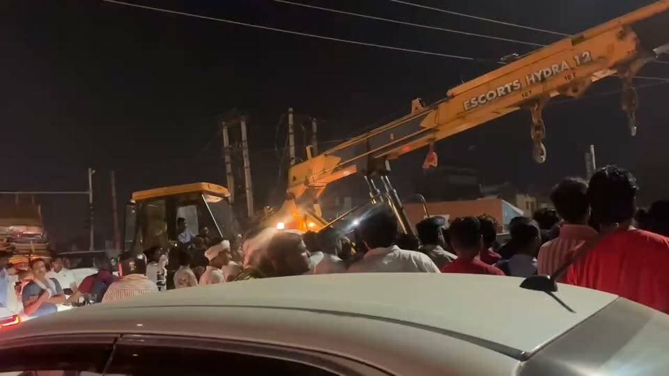 nit 3 नंबर में बीच सड़क पर कार सवार ने लगाया जाम मौके पहुंची 3 नंबर चौकी की पुलिस क्रेन से उठा कर कार को ले गई चौकी।