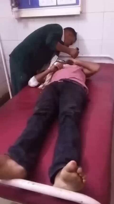 तीन बाइकों की भीषण भिड़ंत में चार युवक गंभीर घायल, जिला अस्पताल रेफर
बांगरमऊ कोतवाली क्षेत्र अंतर्गत आगरा-लखनऊ एक्सप्रेसवे की सर्विस पट्टी पर रघुरामपुर गांव के सामने मंगलवार को तेज रफ्तार तीन बाइकों की जोरदार भिड़ंत हो गई। हादसा इतना भीषण था कि तीनों बाइकों के परखच्चे उड़ गए। दुर्घटना में चार युवक गंभीर रूप से घायल हो गए। सूचना पर पहुंची पुलिस ने घायलों को उपचार के लिए सीएचसी बांगरमऊ पहुंचाया, जहां प्राथमिक उपचार के बाद चिकित्सकों ने चारों को जिला अस्पताल रेफर कर दिया। घायलों की हालत चिंताजनक बताई जा रही है।
मिली जानकारी के अनुसार बांगरमऊ कोतवाली क्षेत्र के ततीयापुर गांव निवासी लक्ष्मी शंकर (28) पुत्र रामनारायण और कन्हैया लाल (33) पुत्र छोटे लाल एक बाइक पर सवार होकर बांगरमऊ की ओर जा रहे थे। इसी दौरान पलिया गांव निवासी मोनू (24) पुत्र जयसिंह बाइक से रघुरामपुर की ओर आ रहा था।
बताया जा रहा है कि इसी बीच प्रीतमपुरवा निवासी पंकज (28) पुत्र ला�
