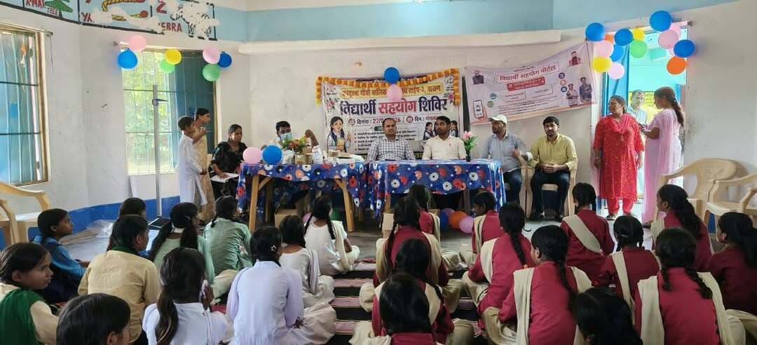 बारुण में विद्यार्थी सहयोग शिविर: अधिकारियों ने सुनी छात्र-छात्राओं की समस्याएं, शिक्षा और आत्मनिर्भरता पर दिया जोर। #aaptaknewspoint1 #bihar #BiharNews #aurangabad #barun
बारुण। प्रखंड क्षेत्र के दो प्रमुख शिक्षण संस्थानों में छात्र-छात्राओं के सर्वांगीण विकास, शैक्षणिक प्रगति और उनकी समस्याओं के समाधान को लेकर विद्यार्थी सहयोग शिविर का आयोजन किया गया। यह शिविर कस्तूरबा गांधी बालिका विद्यालय टाइप-3, सिरिस तथा केशव उच्च माध्यमिक विद्यालय, बारुण में आयोजित हुआ। कार्यक्रम में वरीय उप समाहर्ता रितेश कुमार एवं प्रखंड विकास पदाधिकारी नीरज कुमार ने भाग लिया।
अधिकारियों ने दोनों विद्यालय परिसरों का निरीक्षण किया और छात्र-छात्राओं से सीधे संवाद कर उनकी पढ़ाई, विद्यालय की व्यवस्था, व्यक्तिगत समस्याओं तथा भविष्य की योजनाओं से जुड़ी जानकारी ली। इस दौरान विद्यार्थियों ने भी अधिकारियों के समक्ष अपनी जिज्ञासाएं और विभिन्न समस्याएं खुलकर रखीं।
वरीय उप समाहर्ता रितेश कुमार ने कहा कि विद्यार्थी सहयोग शिविर का उद्देश्य बच्चों को केवल किताबी ज्ञान तक सीमित रखना नहीं है। उन्हें शिक्षा के साथ उचित मार्गदर्शन, मानसिक संबल, अनुशासन और सरकारी योजनाओं की जानकारी उपलब्ध कराना भी जरूरी है। उन्होंने विद्यार्थियों को नियमित अध्ययन करने, समय का सदुपयोग करने और जीवन में स्पष्ट लक्ष्य निर्धारित कर आगे बढ़ने के लिए प्रेरित किया।
वहीं, बीडीओ नीरज कुमार ने छात्र-छात्राओं को प्रशासन की ओर से हरसंभव सहयोग का भरोसा दिलाया। उन्होंने विशेष रूप से बालिकाओं की शिक्षा, स्वास्थ्य और सुरक्षा से जुड़े विषयों पर चर्चा की। कस्तूरबा गांधी बालिका विद्यालय की छात्राओं को आत्मनिर्भर बनने और शिक्षा के माध्यम से अपने भविष्य को बेहतर बनाने के लिए प्रोत्साहित किया गया।
शिविर के दौरान अधिकारियों ने विद्यार्थियों की समस्याओं को गंभीरता से सुना और मौके पर ही कई मामलों में आवश्यक मार्गदर्शन दिया। शिक्षकों को भी निर्देश दिया गया कि वे पढ़ाई में अपेक्षाकृत कमजोर विद्यार्थियों की पहचान कर उन्हें अतिरिक्त शैक्षणिक सहयोग उपलब्ध कराएं।
कार्यक्रम के माध्यम से प्रशासन और विद्यार्थियों के बीच सीधा संवाद स्थापित हुआ। अधिकारियों ने कहा कि बच्चों की समस्याओं को समय रहते समझकर उनका समाधान करना उनके शैक्षणिक एवं व्यक्तिगत विकास के लिए महत्वपूर्ण है। शिविर के आयोजन से विद्यार्थियों में भी अपनी समस्याएं अधिकारियों तक पहुंचाने और बेहतर भविष्य के लिए मार्गदर्शन प्राप्त करने का उत्साह दिखाई दिया।