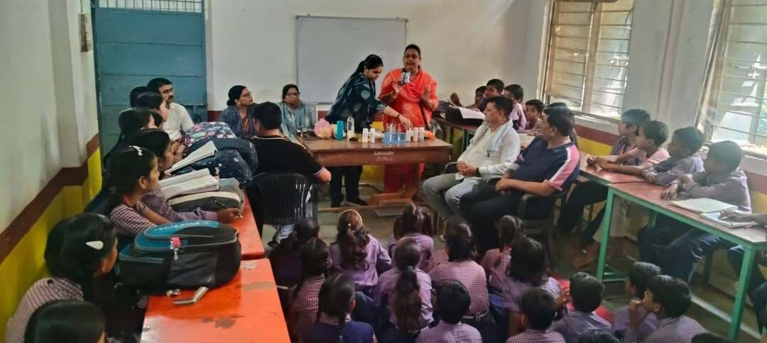 खाद्य सुरक्षा विभाग ने विभिन्न प्रतिष्ठानों पर की छापामार कार्रवाई
एक्सपायरी डेट की खाद्य सामग्री कराई नष्ट एवं पूरक पोषण कार्यक्रम के तहत की जांच
कलेक्टर भिण्ड एवं अभिहित अधिकारी खाद्य सुरक्षा प्रशासन के निर्देशन में खाद्य सुरक्षा अधिकारी श्रीमती कारण सेंगर ने अटेर रोड़ व रेलवे स्टेशन के पास स्थित दुकानों की चलित खाद्य प्रयोगशाला के माध्यम से जांच की। श्रीमती किरण सेंगर खाद्य सुरक्षा अधिकारी ने दिनांक 21 सितम्बर 2026 को अटेर रोड पर स्थित रामरूप राठौर किराना, अजय किराना, दीपक किराना, शिवम किराना से दाल, सौंफ, जीरा, शक्कर, काली मिर्च, मसाले, चाय, बिस्कुट आदि की गुणवत्ता की जांच चलित प्रयोगशाला के माध्यम से की।
अटेर रोड पर स्थित कल्लू हलवाई व पप्पू हलवाई की दुकानों से मावा बर्फी, सोनपापड़ी, मिल्क केक, लड्डू, मसाले, बेसन, मैदा, शक्कर, मावा आदि की गुणवत्ता की जांच कु. आरती शिवहरे लैब केमिस्ट ने चलित प्रयोगशाला में जांच की। जांच के दौरान शिवम किराना पर नमकीन, स्नैक्स एवं मीठी सुपारी के 86 पैकेट एक्सपायरी डेट के पाए जाने पर टीम ने मौके पर नष्ट कराया। टीम ने कल्लू हलवाई की दुकान पर उपस्थित कर्मचारियों को खाद्य सुरक्षा के नियमों का पालन करने का प्रशिक्षण दिया साथ ही आम नागरिकों को खाद्य पदार्थों में मिलावट को पहचान के तरीके बात कर जागरूक किया।
श्रीमती किरण सेंगर ने पूरक पोषण कार्यक्रम के अंतर्गत दिनांक 22 सितम्बर 2026 को कुशवाह कॉलोनी वार्ड नंबर 36 में श्रीमती रेखा श्रीवास्तव संचालिका के आंगनबाड़ी केंद्र में बच्चों को वितरित किए जाने वाले भोजन की गुणवत्ता की जांच कर भोजन की गुणवत्ता में सुधार के निर्देश दिए। श्रीमती किरण सेंगर ने पीएम श्री शासकीय माध्यमिक विद्यालय एसएएफ बटालियन में श्रीकृष्णा स्व सहायता समूह द्वारा बनाए गए मिड डे मील का निरीक्षण किया एवं ने मिड डे मील में प्रयोग होने वाले खाद्य पदार्थों नमक, मिर्च पाउडर, हल्दी पाउडर, सरसों के तेल के नमूने जांच वास्ते एकत्र किए।
कु.आरती शिवहरे ने पीएम श्री शासकीय माध्यमिक विद्यालय एसएएफ बटालियन भिण्ड, शासकीय विद्यालय डिडी खुर्द तथा आंगनबाड़ी केंद्र कुशवाह कॉलोनी भिण्ड में उपस्थित बच्चों को मिलावट पहचान के सरल तरीके बताकर मिलावट के प्रति जागरूक किया।
#CMMadhyaPradesh
#JansamparkMP
Directorate of Health Services, Madhya Pradesh
#भिण्ड
#Bhind