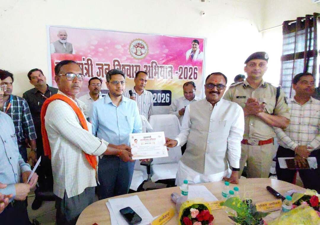 #खुशियों_की_दास्तां
पत्नी के निधन के बाद परिवार पर आया आर्थिक संकट, संबल योजना ने दिया सहारा
घर के किसी सदस्य का निधन किसी भी परिवार के लिए गहरा आघात होता है, लेकिन जब परिवार की देखभाल का मुख्य सहारा भी वही व्यक्ति हो, तो परिस्थितियां और कठिन हो जाती हैं। भिण्ड जिले के नगर परिषद मौ के वार्ड नंबर-03 लौहरपुरा निवासी श्री महेश यादव के परिवार के सामने भी कुछ ऐसी ही स्थिति उस समय उत्पन्न हुई, जब उनकी पत्नी का दिनांक 25 अप्रैल 2026 में निधन हो गया।
पत्नी के निधन के बाद घर-परिवार की देखभाल की जिम्मेदारियां निभाना उनके लिए चुनौती बन गया। परिवार और बच्चों को वक्त देने के कारण कुछ काम नहीं कर पा रहे थे, जिससे आर्थिक संकट का सामना भी करना पड़ रहा था।आर्थिक संकट के इस दौर में मुख्यमंत्री जनकल्याण संबल योजना उनके परिवार के लिए उम्मीद की किरण बनकर सामने आई।
मुख्यमंत्री जनकल्याण संबल योजना के अंतर्गत पात्र हितग्राही की मृत्यु की स्थिति में 2 लाख रुपये की अनुग्रह सहायता प्रदान की जाती है। योजना के तहत श्री महेश यादव को जन विश्वास अभियान अंतर्गत आयोजित शिविर में अनुग्रह सहायता राशि दिए जाने हेतु स्वीकृति पत्र तैयार कर नवीन एवं नवकरणीय ऊर्जा मंत्री श्री राकेश शुक्ला के हाथों प्रदान किया गया। यह राशि उनके परिवार के लिए मुश्किल समय में बड़ी राहत लेकर आयेगी।
श्री महेश यादव कहते हैं कि संबल योजना अंतर्गत मिलने वाली अनुग्रह सहायता से परिवार की आर्थिक आवश्यकताओं को पूरा करने और विपरीत परिस्थितियों से उबरने में मदद मिलेगी। इसके लिए उन्होंने हृदय से प्रधानमंत्री श्री नरेन्द्र मोदी और मुख्यमंत्री डॉ मोहन यादव का धन्यवाद ज्ञापित किया है।
#CMMadhyaPradesh
#JansamparkMP
#सेवा_संकल्प_अभियान
#SevaSankalpAbhiyan
#SuccessStory
#भिण्ड
#Bhind