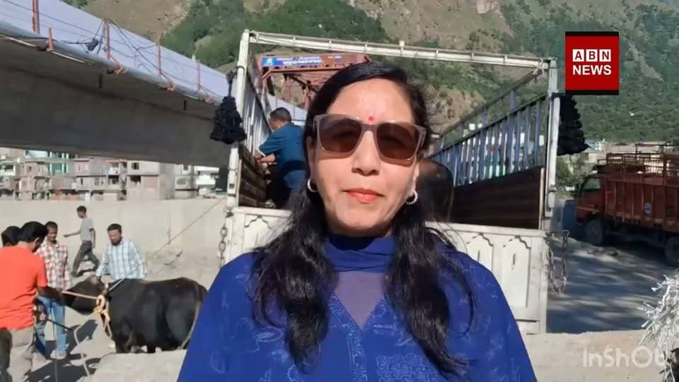 🐂 भुंतर नगर पंचायत ने किया तारीफ के काबिल काम, बेसहारा बैलों को मिला सुरक्षित आश्रय
शहरवासियों को मिलेगी राहत, बेजुबान पशुओं की भी होगी सुरक्षा; नगर पंचायत की पहल की लोगों ने की सराहना 👏🙏
भुंतर, 21 सितंबर।
भुंतर शहर में लंबे समय से सड़कों और बाजारों में घूम रहे बेसहारा बैलों की समस्या को देखते हुए नगर पंचायत भुंतर ने एक सराहनीय और मानवीय पहल की है। नगर पंचायत की ओर से सोमवार को बेसहारा बैलों की पहली खेप को सुरक्षित रूप से नंदीशाला हांडी कुण्डी, सोलन के लिए रवाना किया गया।
नगर पंचायत के इस कदम से जहां शहरवासियों को सड़कों पर घूमने वाले बेसहारा बैलों से राहत मिलने की उम्मीद है, वहीं इन बेजुबान पशुओं को भी सुरक्षित आश्रय और बेहतर संरक्षण मिल सकेगा।
👏 इंसानों की सुरक्षा के साथ बेजुबानों की भी चिंता
शहर की सड़कों और बाजारों में बेसहारा बैलों के घूमने से कई बार राहगीरों, स्कूली बच्चों, बुजुर्गों और वाहन चालकों को परेशानी का सामना करना पड़ता था। कई बार अचानक सड़क पर बैलों के आने से दुर्घटना का खतरा भी बना रहता था।
ऐसे में नगर पंचायत ने इस समस्या को केवल शहर की व्यवस्था से जोड़कर नहीं देखा, बल्कि बेजुबान पशुओं की सुरक्षा और उनके बेहतर आश्रय की भी चिंता की। यही बात इस पहल को और खास बनाती है।
नगर पंचायत भुंतर की प्रधान सोनी शर्मा और उपप्रधान मीना ठाकुर ने कहा कि बेसहारा पशुओं को उचित आश्रय दिलाना नगर पंचायत की प्राथमिकताओं में शामिल है। उनका प्रयास है कि शहर में घूम रहे अन्य बेसहारा बैलों को भी अनुमति और व्यवस्था के अनुसार चरणबद्ध तरीके से नंदीशाला पहुंचाया जाए।
🚛 कर्मचारियों ने दिनभर की मेहनत
सोमवार को बैलों को सुरक्षित तरीके से पकड़कर वाहन में चढ़ाने और उन्हें नंदीशाला तक भेजने के लिए नगर पंचायत के कर्मचारियों ने पूरे दिन मेहनत की। पशुओं को किसी तरह की परेशानी न हो, इसका भी विशेष ध्यान रखा गया।
🌿 शहर की व्यवस्था के साथ पशु संरक्षण की दिशा में कदम
नगर पंचायत की यह पहल केवल बेसहारा पशुओं को शहर से बाहर भेजने तक सीमित नहीं है, बल्कि यह शहर की बेहतर व्यवस्था, आम लोगों की सुरक्षा और पशु संरक्षण—तीनों पहलुओं को साथ लेकर चलने वाला प्रयास है।
स्थानीय लोगों ने भी नगर पंचायत की इस पहल की सराहना की है। लोगों का कहना है कि यदि बेसहारा पशुओं के लिए इसी तरह लगातार ठोस कदम उठाए जाते रहें तो आने वाले समय में शहर में आवागमन व्यवस्था बेहतर होने के साथ-साथ लोगों को भी राहत मिलेगी।
❤️ तारीफ के काबिल है यह पहल
भुंतर नगर पंचायत ने बेसहारा बैलों को सुरक्षित आश्रय पहुंचाकर एक ऐसा कार्य किया है जिसकी जितनी तारीफ की जाए, कम है।
शहर की समस्या का समाधान करते हुए बेजुबानों के लिए भी सुरक्षित ठिकाने की व्यवस्था करना निश्चित रूप से एक सकारात्मक और मानवीय कदम है।
🙏 भुंतर नगर पंचायत की पूरी टीम को इस सराहनीय कार्य के लिए साधुवाद।
🐂 बेजुबानों की सेवा भी समाज की जिम्मेदारी है।
✍️ रिपोर्ट: सोनू ठाकुर
ABN NEWS | कुल्लू-भुंतर
#Bhuntar #BhuntarNews #KulluNews #BhuntarNagarPanchayat #Nandishala #AnimalWelfare #BesaaharaPashu #Kullu #HimachalPradesh #PositiveNews #GoodInitiative #AnimalProtection #ABNNews #ABNNewsKullu