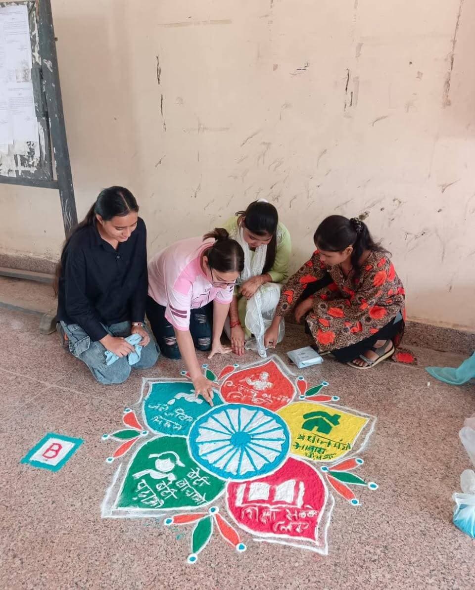 सेवा संकल्प अभियान के अंतर्गत शासकीय पॉलीटेक्निक महाविद्यालय में निबंध एवं रंगोली प्रतियोगिता आयोजित
-
मेरे सपनों का भारत’ एवं राष्ट्रीय प्रतीक चिन्ह और जनकल्याणकारी योजनाओं पर विद्यार्थियों ने दिखाई रचनात्मक प्रतिभा
-
सेवा संकल्प अभियान के अंतर्गत शासकीय पॉलीटेक्निक महाविद्यालय, टीकमगढ़ में आज निबंध एवं रंगोली प्रतियोगिताओं का आयोजन किया गया। निबंध प्रतियोगिता का विषय मेरे सपनों का भारत तथा रंगोली प्रतियोगिता का विषय राष्ट्रीय प्रतीक चिन्ह एवं जनकल्याणकारी योजनाओं पर आधारित रखा गया।
निबंध प्रतियोगिता में मैकेनिकल इंजीनियरिंग, इलेक्ट्रिकल इंजीनियरिंग एवं कंप्यूटर साइंस एंड इंजीनियरिंग के विद्यार्थियों ने उत्साहपूर्वक सहभागिता की। विद्यार्थियों ने अपने निबंधों के माध्यम से भारत के विकास, गुणवत्तापूर्ण शिक्षा, तकनीकी प्रगति, युवाओं की भूमिका, आत्मनिर्भरता तथा राष्ट्र निर्माण से जुड़े अपने विचारों को प्रभावी ढंग से प्रस्तुत किया। प्रतियोगिता में विषय-वस्तु, मौलिकता, भाषा-शैली, प्रस्तुतीकरण एवं प्रासंगिकता के आधार पर मैकेनिकल इंजीनियरिंग प्रथम वर्ष के अर्पित कुमार गुप्ता ने प्रथम, कंप्यूटर साइंस एंड इंजीनियरिंग के गर्वांश गैरी ने द्वितीय तथा मैकेनिकल इंजीनियरिंग के प्रिंसराज राजौरिया ने तृतीय स्थान प्राप्त किया।
इसी प्रकार रंगोली प्रतियोगिता में विद्यार्थियों ने राष्ट्रीय प्रतीक चिन्हों एवं जनकल्याणकारी योजनाओं को रंगों और आकर्षक कलात्मक प्रस्तुतियों के माध्यम से प्रदर्शित करते हुए अपनी रचनात्मकता एवं कलात्मक प्रतिभा का परिचय दिया। प्रतियोगिता में इलेक्ट्रिकल इंजीनियरिंग प्रथम वर्ष ने प्रथम, कंप्यूटर साइंस एंड इंजीनियरिंग द्वितीय वर्ष ने द्वितीय तथा इलेक्ट्रिकल इंजीनियरिंग तृतीय वर्ष ने तृतीय स्थान प्राप्त किया।
महाविद्यालय के प्राचार्य डॉ. आर. पी. शांडिल्य ने प्रतियोगिताओं में उत्कृष्ट प्रदर्शन करने वाले विजेता विद्यार्थियों सहित सभी प्रतिभागियों को शुभकामनाएं दीं। उन्होंने विद्यार्थियों को अध्ययन के साथ-साथ रचनात्मक, ज्ञानवर्धक एवं सामाजिक सरोकारों से जुड़ी गतिविधियों में निरंतर सहभागिता करने के लिए प्रेरित किया।
#SevaSankalpAbhiyan
#सेवा_संकल्प_अभियान
#JansamparkMP
#Jansamparktikamgarh
#tikamgarh