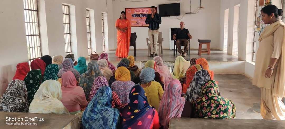 आनंदित होने के लिए स्वयं से दोस्ती जरूरी: नितिन बबेले
-
जिला जेल में निरुद्ध महिला बंदियों के लिए एक दिवसीय अल्पविराम कार्यक्रम संपन्न
-
जिला प्रशासन एवं राज्य आनंद संस्थान भोपाल के निर्देशन में आनंद विभाग द्वारा एक दिवसीय अल्पविराम कार्यक्रम के अंतर्गत जेल में महिला वार्ड बंदियों के साथ एक दिवसीय अल्पविराम परिचय कार्यक्रम आयोजित किया गया जिसमें जिला जेल टीकमगढ़ के महिला वार्ड की महिलाएं एवं जेल स्टॉफ प्रतिभागी के रूप में रहे। कार्यक्रम में सर्वप्रथम डीपीएल नितिन कुमार बबेले ने आनंद विभाग का संक्षिप्त और सारगर्भित परिचय दिया, इसके बाद प्रतिभागियों का परिचय, फिर आनंदम टीम का परिचय हुआ। तत्पश्चात कार्यक्रम की शुरुआत की गई।
डीपीएल श्री नितिन कुमार बबेले, आनंदम सहयोगी रितु भट्ट द्वारा आनंद की ओर एवं दिनेश कांत भट्ट, विशाल कड़ा ने अल्पविराम के विभिन्न टूलों पर बारीदृबारी से चर्चा की। कुछ महिला बंदियों के तो अल्पविराम के दौरान भावावेश में आँसू तक निकल आये। प्रतिभागी मीना ने बताया कि - जब परिवार के साथ रहते हैं तो त्यौहार जैसा लगता हैं और हमारा आनंद बढ़ जाता है। प्रतिभागी रामकुंवर का कहना था कि बचपन की अवस्था को सोचकर आनंद बढ जाता है तो वही प्रतिभागी प्रियंका ने आंसू पोछते हुये बताया कि जब किसी खास व्यक्ति से बिछड़ जाते हैं तो बहुत दुख होता हैं और उनका आनंद कम हो जाता है। इस तरह से सभी प्रतिभागी अल्पविराम में ऐसे डूबे कि उनके उद्गार स्वतः ही उनके शब्दों में झलक आए।
रितु भट्ट बताया गया कि आनंद हमारे अंदर ही है जब हम अंतर्रात्मा से जुड़ जाते हैं तो वह आनंद शाश्वत होता है। अंत में सभी प्रतिभागियों को खेल व आनंद की गतिविधियां कराई गईं, जिससे सभी प्रतिभागी आनंदित हुए।
इस अवसर पर जेल अधीक्षक यजुवेंद्र वाघमारे,जेलर ऐ.के. शुक्ला ,जेल शिक्षक सियाराम यादव, एवं महिला जेल स्टाफ, आनंदम टीम के सक्रिय सदस्य के रूप में डीपीएल नितिन कुमार बबेले, आनंदम सहयोगी रितु भट्ट, दिनेशकांत भट्ट, विशाल कड़ा आदि उपस्थित रहे।
#JansamparkMP
#Jansamparktikamgarh
#tikamgarh