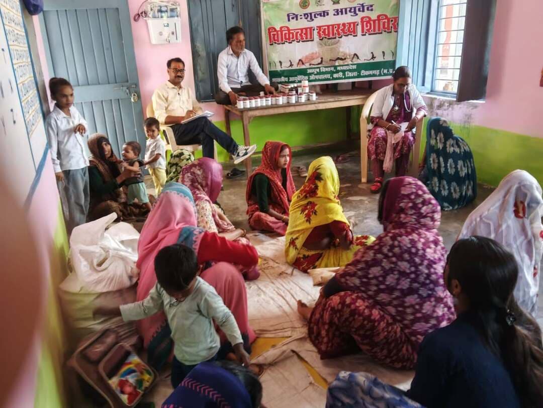 आयुर्वेद दिवस की पूर्व गतिविधि के तहत गोपालपुरा में आयुर्वेद स्वास्थ्य शिविर आयोजित
-
53 लाभार्थियों का स्वास्थ्य परीक्षण कर निःशुल्क औषधियों का किया गया वितरण
-
संचालनालय आयुष भोपाल, मध्यप्रदेश के निर्देशानुसार एवं कलेक्टर श्री विवेक श्रोत्रिय के निर्देशन तथा जिला आयुष अधिकारी टीकमगढ़ डॉ. विनोद कुमार के मार्गदर्शन में आयुर्वेद-योग के प्रचार-प्रसार, 23 सितंबर को मनाए जाने वाले ’’11वें आयुर्वेद दिवस’’ के प्रति जनजागरूकता तथा सेवा संकल्प अभियान एवं पोषण माह के अंतर्गत विभिन्न गतिविधियों का आयोजन किया जा रहा है। इसी क्रम में शासकीय आयुर्वेद औषधालय कारी द्वारा आंगनबाड़ी केंद्र गोपालपुरा में आयुर्वेद चिकित्सा एवं स्वास्थ्य शिविर का आयोजन किया गया।
शिविर में बालक-बालिकाओं, गर्भवती एवं धात्री महिलाओं सहित कुल ’’53 लाभार्थियों’’ का स्वास्थ्य परीक्षण किया गया। रोगानुसार आवश्यक आयुर्वेदिक औषधियों का निःशुल्क वितरण भी किया गया। शिविर में आयुर्वेद चिकित्सा अधिकारी ’’डॉ. अनिता राय’’ ने पोषण आहार, स्वस्थ जीवनशैली एवं योग के महत्व की जानकारी देते हुए सभी को प्रतिदिन योगाभ्यास करने के लिए प्रेरित किया। गर्भवती महिलाओं को स्वास्थ्य की दृष्टि से लाभदायक एवं सुरक्षित योगासनों का अभ्यास भी कराया गया।
शिविर के दौरान स्वस्थ भविष्य के लिए आयुर्वेद थीम पर चर्चा करते हुए आयुर्वेद की उपयोगिता एवं दैनिक जीवन में इसके महत्व की जानकारी दी गई। इस अवसर पर विभिन्न औषधीय पौधों का परिचय एवं उनके औषधीय गुणों की जानकारी देते हुए लोगों को अपने घरों में औषधीय पौधे लगाने के लिए प्रोत्साहित किया गया।
महिलाओं एवं उपस्थित नागरिकों को नशामुक्त परिवार एवं नशामुक्त समाज के निर्माण के लिए प्रेरित किया गया। नशे से होने वाली शारीरिक, मानसिक, सामाजिक एवं आर्थिक हानियों के बारे में जानकारी देते हुए नशे से दूर रहने तथा स्वस्थ जीवनशैली अपनाने का संदेश दिया गया।
शिविर में कास, ज्वर, श्वेत प्रदर, प्रतिश्याय, उदर रोग, उदर शूल, शिरःशूल, दौर्बल्य, वात रोग, रक्ताल्पता एवं त्वचा रोग आदि से संबंधित रोगियों को आवश्यकतानुसार आयुर्वेदिक औषधियां प्रदान की गईं।
#SevaSankalpAbhiyan
#सेवा_संकल्प_अभियान
#tikamgarh