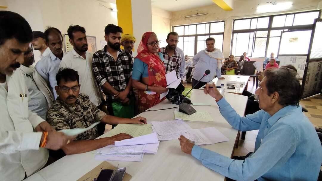 जनसुनवाई में आमजनता से प्राप्त आवेदन पत्रों के निराकरण के दिये निर्देश
-
जनसुनवाई में 127 आवेदन हुये प्राप्त
-
शासन के निर्देशानुसार आज जिला मुख्यालय पर संयुक्त कार्यालय परिसर में जनसुनवाई आयोजित की गई। संयुक्त कार्यालय परिसर स्थित जनसुनवाई कक्ष में संयुक्त कलेक्टर श्री कुशल सिंह गौतम ने संबंधित अधिकारियों के साथ आमजन से प्राप्त शिकायतों एवं समस्याओं को सुना तथा निराकरण हेतु संबंधित विभागों के अधिकारियों को निर्देशित किया। उन्होंने प्राप्त आवेदनों पर संबंधित विभागों के अधिकारियों को त्वरित कार्यवाही करते हुए शीघ्र निराकरण करने के निर्देश दिए। इस दौरान एलडीएम लीड बैंक श्री कैलाश आर्या सहित संबंधित अधिकारी उपस्थित रहे।
जनसुनवाई में 127 आवेदनों पर हुई सुनवाई
जनसुनवाई में आज आमजन से प्राप्त 127 आवेदनों पर सुनवाई की गई। आवेदन पत्रों को 10 दिवस में निराकृत कर उसका प्रतिवेदन प्रस्तुत करने के निर्देश दिये गये। जनसुनवाई में आमजनता से प्राप्त पेंशन, उपचार सहायता, खाद्यान्न पर्ची प्राप्त नहीं होने, गरीबी रेखा में नाम शामिल करने, सीमांकन, विधवा तथा दिव्यांग पेंशन, राहत राशि के वितरण तथा जाति प्रमाण पत्र सहित विभिन्न आवेदन पत्रों पर सुनवाई की गई।
#JansamparkMP
#Jansamparktikamgarh
#tikamgarh