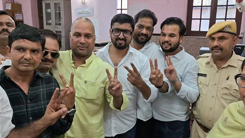 निकाय चुनाव 2026
भाजपा ने किया बड़ा उलटफेर
भाजपा के आपके पंकज गहलोत बने उप महापौर
पंकज गहलोत को 40, नसीम बानो को 38, 1 नोटा और 1 वोट खारिज हुआ मत
#bikaner #election #bjp #win #rajasthan #bikaner_update