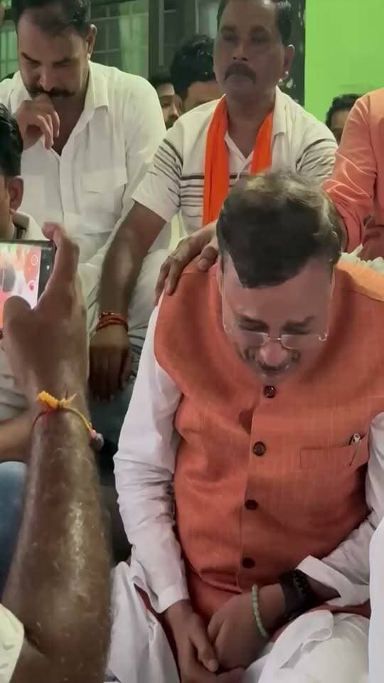 फफक-फफक कर रो पड़े पूर्व भाजपा विधायक।
किच्छा में हाई-वोल्टेज ड्रामा:पूर्व भाजपा विधायक राजेश शुक्ला फूट-फूटकर रोए, कांग्रेस विधायक पर लगाए गंभीर आरोप
उधम सिंह नगर: उत्तराखंड के उधम सिंह नगर जिले की किच्छा विधानसभा में चुनाव का माहौल गरमाया हुआ है। बुधवार को यहां सुरक्षा व्यवस्था को लेकर कांग्रेस और भाजपा के नेताओं के बीच ऐसा तीखा टकराव हुआ कि पुलिस को दोनों को हिरासत में लेना पड़ा। सिडकुल चौकी में मीडिया के सामने पूर्व भाजपा विधायक राजेश शुक्ला फूट-फूटकर रो पड़े और कांग्रेस विधायक तिलक राज बेहड़ पर कई गंभीर आरोप लगा दिए।
दरअसल, किच्छा स्ट्रॉन्ग रूम की सुरक्षा को लेकर दोनों पक्षों के बीच नोकझोंक शुरू हुई, जो जल्द ही भारी बवाल में बदल गई। कांग्रेस विधायक तिलक राज बेहड़ और पूर्व विधायक राजेश शुक्ला के बीच तीखी बहस और हाथापाई की नौबत आ गई। स्थिति इतनी बिगड़ी कि पुलिस को बीच-बचाव करना पड़ा। सुरक्षा व्यवस्था लगभग बिखरने के बाद पुलिस ने दोनों नेताओं को हिरासत में ले लिया और उन्हें सिडकुल चौकी पहुंचा दिया।
चौकी में पहुंचने के बाद माहौल और भावुक हो गया। कांग्रेस विधायक तिलक राज बेहड़ के बाद पूर्व भाजपा विधायक राजेश शुक्ला भी भावुक हो उठे। प्रेस वार्ता के दौरान उनके आंसू छलक आए। फूट-फूटकर रोते हुए शुक्ला ने कांग्रेस विधायक पर कई गंभीर आरोप लगाए। उन्होंने स्ट्रॉन्ग रूम की सुरक्षा को लेकर अपने पक्ष को मजबूती से रखा और विपक्षी विधायक पर आरोपों की बौछार कर दी।
पुलिस के अनुसार दोनों नेताओं को हिरासत में लेकर स्थिति को नियंत्रित किया गया। स्थानीय स्तर पर यह घटना चुनावी माहौल में राजनीतिक तनाव का साफ संकेत मानी जा रही है। किच्छा विधानसभा क्षेत्र में दोनों पार्टियों के बीच पहले से ही गर्मागर्मी बनी हुई थी, जो अब स्ट्रॉन्ग रूम विवाद के रूप में सामने आ गई है।
राजनीतिक विश्लेषक इस घटना को क्षेत्र में चुनावी तापमान बढ़ाने वाला बता रहे हैं। पुलिस अब आगे की कार्रवाई तय करेगी, जबकि दोनों पक्ष अपने-अपने बयान जारी कर सकते हैं।