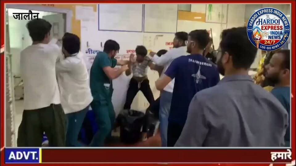 मेडिकल कॉलेज में गुंडागर्दी का वीडियो वायरल, मारपीट की घटना से सुरक्षा व्यवस्था पर उठे सवाल
उरई (जालौन)। प्रदेश के मेडिकल कॉलेजों में व्यवस्था सुधारने के दावों के बीच एक हैरान कर देने वाला मामला सामने आया है। जालौन जिले के उरई स्थित मेडिकल कॉलेज का एक वीडियो सोशल मीडिया पर तेज़ी से वायरल हो रहा है, जिसमें कुछ लोग जमकर हंगामा और मारपीट करते नज़र आ रहे हैं।
वायरल वीडियो में दिख रहे दृश्यों को लेकर दावा किया जा रहा है कि मेडिकल कॉलेज परिसर में सरेआम गुंडागर्दी की गई। अस्पताल परिसर के अंदर हुई इस मारपीट की घटना से मरीजों और उनके तीमारदारों में दहशत का माहौल बन गया।
सुरक्षा पर उठे गंभीर सवाल
अस्पताल जैसे संवेदनशील स्थान पर इस प्रकार की हिंसा और गुंडागर्दी होने से स्थानीय प्रशासन और मेडिकल कॉलेज की सुरक्षा व्यवस्था पर गंभीर सवाल खड़े हो रहे हैं। लोगों का कहना है कि स्वास्थ्य केंद्रों में इस तरह की घटनाएं मरीजों और डॉक्टरों दोनों की सुरक्षा के लिए बड़ा खतरा हैं।
मामला सोशल मीडिया पर सामने आने के बाद अब स्थानीय लोगों द्वारा प्रशासन से जांच कर दोषियों के खिलाफ सख्त से सख्त कार्रवाई की मांग की जा रही है।