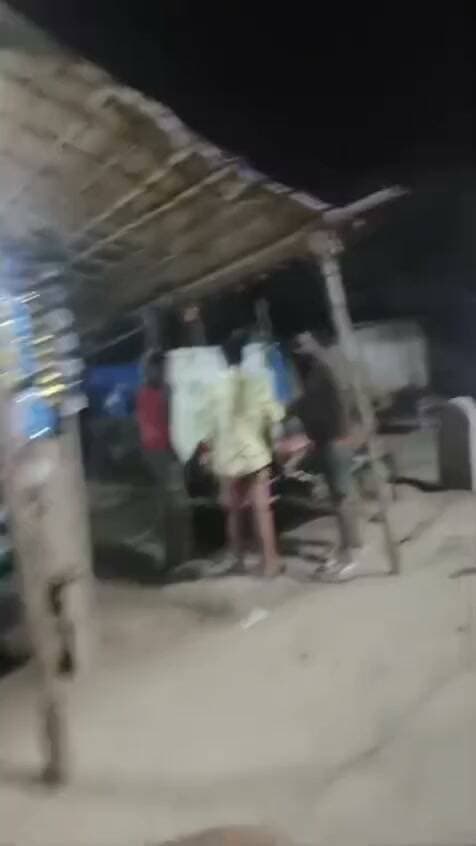 पुलिस चौकी के पास सरेआम बिक रहा गांजा, 'ज़ीरो टॉलरेंस' के दावों की खुली पोल
शाहजहाँपुर। प्रदेश सरकार भले ही नशा माफियाओं के खिलाफ 'ज़ीरो टॉलरेंस' नीति का ढिंढोरा पीट रही हो, लेकिन जमीनी हकीकत इसके बिल्कुल उलट नजर आ रही है। शाहजहाँपुर में परशुरामपुरी की 'बारह पत्थर' पुलिस चौकी से कुछ ही दूरी पर खुलेआम अवैध गांजे की बिक्री का काला कारोबार धड़ल्ले से चल रहा है।
स्थानीय पुलिस की नाक के नीचे चल रहे इस अवैध कारोबार से सुरक्षा व्यवस्था और खाकी की कार्यप्रणाली पर गंभीर सवाल खड़े हो रहे हैं। जहाँ चौबीसों घंटे पुलिस गश्त का दावा किया जाता है, वहीं सरेआम बिक रहे नशे के कारण क्षेत्र की युवा पीढ़ी बर्बादी के गर्त में धकेली जा रही है।
कार्रवाई से क्यों कतरा रही पुलिस?
स्थानीय लोगों में इस बात को लेकर भारी आक्रोश है कि सब कुछ जानते हुए भी पुलिस प्रशासन मौन क्यों साधे हुए है। आरोप है कि सर्वेश गिहार और उसके परिवार द्वारा संचालित इस अवैध धंधे पर पुलिस कार्रवाई करने से कतरा रही है।