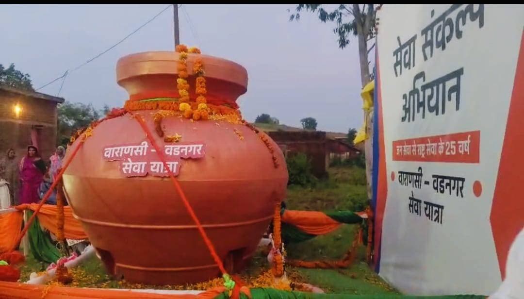 *250 बाइक और 500 लोगों के साथ डिंडौरी पहुंची सेवा संकल्प यात्रा*
*रयपुरा में प्रशासन द्वारा शिविर, शहपुरा में होगा यात्रा का रात्रि विश्राम; कल शहीद स्मारक पर माल्यार्पण और बरखेरा आश्रम में पौधारोपण*
सेवा संकल्प अभियान के अंतर्गत उमरिया से निकली सेवा संकल्प यात्रा मंगलवार को डिंडौरी के शहपुरा पहुंची। यात्रा में लगभग 250 बाइक पर 500 लोग शामिल हैं। सेवा, सहयोग, सामाजिक सहभागिता और जनकल्याण का संदेश लेकर निकली यह यात्रा विभिन्न क्षेत्रों से होते हुए डिंडौरी जिले के शहपुरा विकासखंड अंतर्गत ग्राम रयपुरा पहुंची।
यात्रा डिंडौरी जिला आगमन होने पर शहपुरा विधायक श्री ओमप्रकाश धुर्वे, कलेक्टर श्रीमती अंजू पवन भदौरिया, पुलिस अधीक्षक श्री आशीष खरे, जिला वनमंडल अधिकारी श्री अशोक सोलंकी, अनुसूचित जनजाति प्रदेशाध्यक्ष श्री पंकज सिंह तेकाम,जनपद पंचायत अध्यक्ष एवं भाजपा जिला अध्यक्ष श्री चमरू नेताम सहित जनप्रतिनिधियों एवं समाज के प्रतिनिधियों ने यात्रा का स्वागत किया। इस अवसर पर अन्य जनप्रतिनिधि एवं गणमान्य नागरिक उपस्थित रहे। साथ ही संबंधित विभागों के अधिकारी-कर्मचारी, विभागीय प्रतिनिधि एवं सामाजिक कार्यकर्ता भी उपस्थित रहे।
*रयपुरा में प्रशासन द्वारा लगाया गया विशेष शिविर*
सेवा संकल्प यात्रा के डिंडौरी प्रवास के दौरान शहपुरा क्षेत्र के रयपुरा में प्रशासन द्वारा विशेष शिविर लगाया गया है। शिविर में यात्रा में शामिल प्रतिभागियों तथा स्थानीय नागरिकों को विभिन्न जनसेवा एवं शासकीय सेवाओं से संबंधित सुविधाएं उपलब्ध कराई जा रही हैं।
प्रशासन द्वारा शिविर में सभी संबंधित विभागों के अधिकारियों एवं कर्मचारियों की सहभागिता सुनिश्चित की गई है। यात्रियों की सुविधा को ध्यान में रखते हुए पेयजल, स्वास्थ्य, स्वच्छता एवं अन्य आवश्यक व्यवस्थाएं सुनिश्चित की गई हैं। विभिन्न विभागों के अधिकारी एवं कर्मचारी शिविर में उपस्थित रहकर आवश्यक सेवाएं उपलब्ध करा रहे हैं।
शिविर में शासन की जनकल्याणकारी योजनाओं एवं विभागीय सेवाओं की जानकारी भी लोगों को दी जा रही है। पात्र हितग्राहियों को योजनाओं का लाभ दिलाने तथा आमजन की आवश्यकताओं के निराकरण के लिए संबंधित विभागों द्वारा आवश्यक कार्रवाई की जा रही है।
*शहपुरा में होगा रात्रि विश्राम*
सेवा संकल्प यात्रा के प्रतिभागी आज शहपुरा में रात्रि विश्राम करेंगे। यात्रियों के ठहरने एवं अन्य आवश्यक व्यवस्थाओं के लिए प्रशासन द्वारा संबंधित अधिकारियों को आवश्यक दिशा-निर्देश दिए गए हैं। यात्रा में शामिल लगभग 500 प्रतिभागियों की सुविधा को ध्यान में रखते हुए व्यवस्थाएं सुनिश्चित की जा रही हैं।
*शहीद स्मारक पर माल्यार्पण और बरखेड़ा आश्रम में पौधारोपण*
बुधवार को यात्रा के प्रतिभागी शहपुरा स्थित शहीद स्मारक पहुंचकर शहीदों को श्रद्धांजलि अर्पित करेंगे तथा माल्यार्पण करेंगे। इसके बाद यात्रा आगे बढ़ते हुए बरखेड़ा आश्रम पहुंचेगी, जहां पौधारोपण कार्यक्रम आयोजित किया जाएगा।
पौधारोपण के माध्यम से पर्यावरण संरक्षण एवं प्रकृति के प्रति जिम्मेदारी का संदेश दिया जाएगा। बरखेरा आश्रम में पौधारोपण के बाद सेवा संकल्प यात्रा जबलपुर जिले के कुंडम के लिए रवाना होगी।
*सेवा, सहयोग और जनभागीदारी का संदेश*
सेवा संकल्प यात्रा के माध्यम से सेवा, सहयोग, सामाजिक सहभागिता एवं जनकल्याण का संदेश जन-जन तक पहुंचाया जा रहा है। यात्रा में बड़ी संख्या में लोगों की सहभागिता अभियान के प्रति जनभागीदारी को दर्शाती है।
डिंडौरी के शहपुरा में यात्रा के प्रवास के दौरान प्रशासन द्वारा विभिन्न विभागों के समन्वय से आवश्यक व्यवस्थाएं सुनिश्चित की गई हैं। रयपुरा में लगाए गए प्रशासनिक शिविर के माध्यम से यात्रियों एवं स्थानीय नागरिकों को विभिन्न शासकीय सेवाओं और जनकल्याणकारी योजनाओं से संबंधित सुविधाएं उपलब्ध कराई जा रही हैं।
यात्रा के दौरान शहीद स्मारक पर श्रद्धांजलि, पौधारोपण और विभिन्न सेवा गतिविधियों के माध्यम से देशभक्ति, पर्यावरण संरक्षण, सामाजिक सहभागिता एवं जनसेवा का संदेश आगे बढ़ाया जा रहा है। सेवा संकल्प अभियान के माध्यम से शासन, प्रशासन और समाज की सहभागिता से जनकल्याणकारी गतिविधियों को गति देने का प्रयास किया जा रहा है।
#SevaSankalp #SevaSankalpYatra #Dindori #Shahpura #JanKalyan #JanBhagidari #PublicService #SocialParticipation #PlantationDrive #EnvironmentProtection #MadhyaPradesh #SevaAurSahyog #collectordindori #jansampark