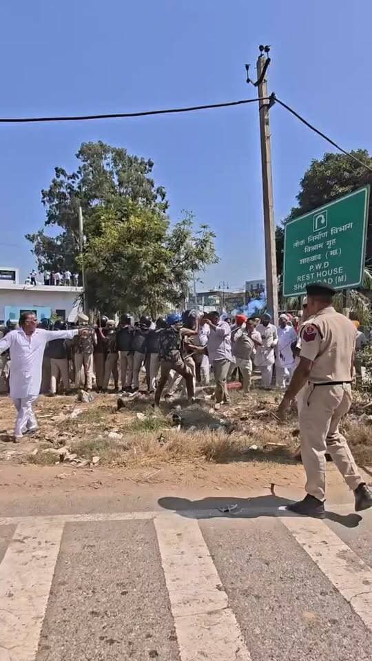 कुरुक्षेत्र पुलिस और किसानों के बीच हुई हाथापाई देखिए वीडियो