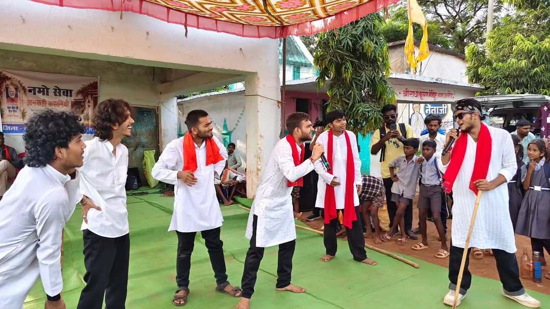 सेवा संकल्प अभियान के अंतर्गत खैरागढ़ विकासखंड के ग्राम बाजार अतरिया और ठेलकाडीह में ‘नमो सेवा–अनकही कहानियां’ नाटक का मंचन किया गया। ग्रामीण परिवेश में आयोजित इस कार्यक्रम के माध्यम से सेवा भावना, जनभागीदारी और समाज के प्रति जिम्मेदारी जैसे विषयों को प्रभावी नाट्य प्रस्तुति के माध्यम से सामने रखा गया। कलाकारों ने संवाद और अभिनय के माध्यम से यह संदेश दिया कि समाज के विकास में प्रत्येक व्यक्ति की सहभागिता महत्वपूर्ण है।
#सेवा_संकल्प_अभियान #SevaSankalpAbhiyan
#नमो_सेवा_अनकही_कहानियां #SevaSankalp #JanSeva
