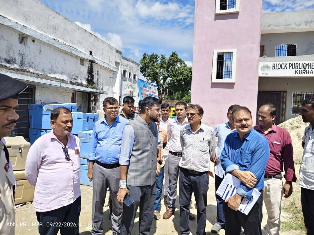 जिलाधिकारी ने सामुदायिक स्वास्थ्य केन्द्र, कुढ़नी का किया औचक निरीक्षण; अधिकारियों को व्यवस्था सुधारने को अंतिम रूप से सात दिन का दिया समय
======================
अस्पताल के प्रबंधन एवं स्वास्थ्य सेवाओं की उपलब्धता में लापरवाही तथा उदासीनता बरतने एवं सीएचसी में कुव्यवस्था के कारण प्रभारी चिकित्सा पदाधिकारी एवं प्रखंड स्वास्थ्य प्रबंधक से स्पष्टीकरण
======================
चिकित्सा, दवा वितरण, इमरजेंसी और ओटी का जिलाधिकारी ने लिया जायजा; मरीजों एवं परिजनों से लिया फीडबैक; अधिकारियों को कमियां शीघ्र दूर करने का निर्देश
======================
सरकार के उद्देश्यों एवं आदेशों के अनुरूप मरीजों के लिए गुणवतापूर्ण स्वास्थ्य सुविधा उपलब्ध कराने के लिए जिला प्रशासन सजग, तत्पर एवं प्रतिबद्ध; कुढ़नी सीएचसी में 10 दिनों में शुरू होगी सिजेरियन प्रसव की सुविधा, ब्लॉक पब्लिक हेल्थ यूनिट भी जल्द होगी चालूः जिलाधिकारी
======================
मुजफ्फरपुर जिलाधिकारी कुमार गौरव द्वारा सामुदायिक स्वास्थ्य केन्द्र, कुढ़नी का औचक निरीक्षण किया गया। उन्होंने अस्पताल में विभिन्न वार्ड एवं कक्षों का निरीक्षण किया तथा मरीजों एवं उनके परिजनों से सेवाओं की उपलब्धता के बारे में फीडबैक लिया। जिलाधिकारी ने अस्पताल के खराब प्रबंधन एवं कुव्यवस्था पर सख्त नाराजगी व्यक्त की तथा प्रभारी चिकित्सा पदाधिकारी एवं प्रखण्ड स्वास्थ्य प्रबंधक से स्पष्टीकरण करते हुए स्थिति में तुरंत सुधार लाने का निदेश दिया। जिलाधिकारी ने कहा कि अधिकारियों को अंतिम रूप से एक सप्ताह का समय दिया गया है। इस अवधि में वे अस्पताल की व्यवस्था में अपेक्षित सुधार ले आएं। एक सप्ताह के बाद वे पुनः यहां आकर निरीक्षण करेंगे। यदि कोई कमी पाई जाएगी तो लापरवाह अधिकारियों के विरूद्ध जिम्मेदारी निर्धारित करते हुए सख्त अनुशासनात्मक एवं विभागीय कार्रवाई प्रारंभ की जाएगी। जिलाधिकारी द्वारा सिविल सर्जन को अस्पताल में सुधारात्मक कार्यों का अनुश्रवण करने का निदेश दिया गया।
आज के निरीक्षण में जिलाधिकारी द्वारा रोगियों का पंजीकरण, चिकित्सकों का डयूटी रोस्टर एवं उनकी कर्तव्य पर उपस्थिति, आवश्यक दवाओं की उपलब्धता एवं वितरण, टीकाकरण, ओपीडी एवं आईपीडी का संचालन, इमरजेन्सी सेवाओं की उपलब्धता, संस्थागत प्रसव में प्रगति, प्रसूताओं एवं नवजात शिशुओं का उपचार तथा देखभाल, एक्स-रे कक्ष, यक्ष्मा का उपचार, एईएस, आॅपरेशन थिएटर का संचालन, भव्या डिजिटल काउन्टर, गैर संचारी रोग (एनसीडी) क्लिनिक, ट्राईएज रूम, परिवार नियोजन कार्यक्रम सहित विभिन्न स्वास्थ्य सेवाओं की उपलब्धता का एक-एक कर विस्तृत निरीक्षण किया गया।