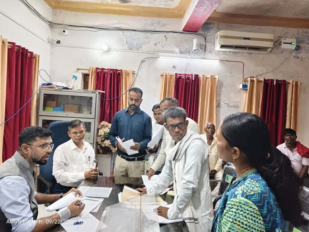 जिलाधिकारी कुमार गौरव द्वारा प्रखण्ड-सह-अंचल कार्यालय, कुढ़नी का औचक निरीक्षण किया गया। अधिकारियों को जनहित के कार्यों को सर्वोच्च प्राथमिकता देते हुए पारदर्शिता एवं उत्तरदायित्व के साथ आधिकारिक दायित्वों का निर्वहन करने का निदेश दिया गया। जिलाधिकारी ने प्रखण्ड-सह-अंचल कार्यालय में आए आम जनता से भी मिलकर उनका फीडबैक लिया। उन्होंने कहा कि राज्य सरकार के आदेशों के अनुरूप जिला प्रशासन द्वारा संवेदनशीलता के साथ जनता के कार्यों को गुणवतापूर्ण ढ़ंग से निष्पादित किया जाता है। जिला-स्तरीय अधिकारियों को क्षेत्रीय कार्यालयों का नियमित तौर पर निरीक्षण करने का निदेश दिया गया है ताकि कार्यालय प्रबंधन को सुदृढ़ रखा जाए। उन्होंने अधिकारियों को परिणाम-आधारित तरीके से कार्य करने का निर्देश दिया।