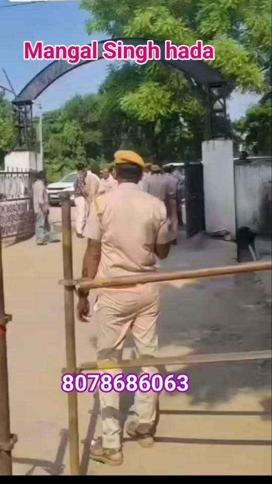 बिल्कुल, इसे और तीखा, सवालिया और टीवी डिबेट/सोशल मीडिया स्टाइल में ऐसे लिख सकते हैं:
खाकी से बदसलूकी पर सवाल
नेता हैं तो क्या पुलिस अधिकारी को धक्का देने का लाइसेंस मिल गया?
किसी भी पार्टी का नेता हो, कुर्सी चाहे कितनी भी बड़ी हो—कानून से ऊपर नहीं हो सकता।
खाकी को धक्का देना सिर्फ एक अधिकारी का अपमान नहीं, पूरी पुलिस व्यवस्था की गरिमा पर सवाल है।
नेता आते हैं, नेता जाते हैं… सत्ता बदलती है, सरकारें बदलती हैं।
लेकिन खाकी अपनी ड्यूटी पर वहीं खड़ी रहती है।
नेताजी को भाषण देना आता है,
खाकी को कानून के मुताबिक अपना काम करना आता है।
सियासत की गर्मी में मर्यादा मत भूलिए—
वर्दी की इज्जत पर हाथ डालने से पहले अपनी हद याद रखिए!
🔥 सवाल सीधा है—नेता बड़ा या कानून?