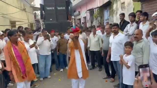 🔥 #ढोल ग्यारस पर विधायक का अलग अंदाज
अखाड़े में उतरे संदीप शर्मा, हाथ में तलवार थामकर दिखाया दमखम*
#पारंपरिक करतब देखकर उत्साहित हुए लोग, विधायक का अंदाज बना चर्चा का विषय#