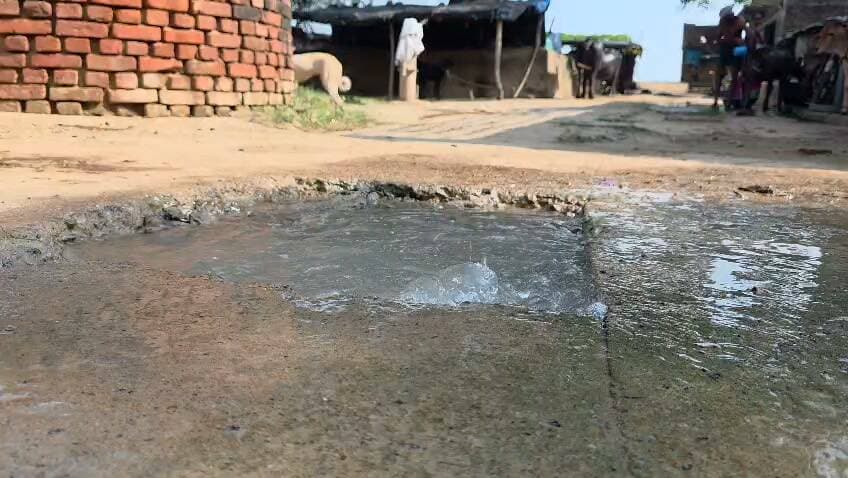 हमीरपुर - जल संस्थान विभाग की लापरवाही के चलते क्षतिग्रस्त पाइप लाइन से प्रतिदिन लाखो लीटर पानी हो रहा बर्बाद,
फव्वारे की तरह पाइप लाइनों से निकल रहा पानी,
जगह जगह पाइप लाइन लीकेज होने से ग्रामीणों के घरो मे पहुंच रहा दूषित पानी,
पेयजल पाइप लाइन लगभग आधा दर्जन अलग अलग जगहो मे हुई क्षतिग्रस्त,
पाइप लाइन मे लीकेज होने से ग्रामीण दूषित पानी पीने को मजबूर,
स्थानीय लोगो नें पाइप लाइन को दुरुस्त कराने की करी मांग,
अधिशाषी अभियंता राहुल सिंह नें मामले का लिया संज्ञान,
लीकेज पाइप लाइन को दुरुस्त करने के कर्मचारियों को दिये आदेश,
मामला हमीरपुर नगर पालिका क्षेत्र के वार्ड नंबर 19 का।
*बाइट - राहुल सिंह (अधिशासी अभियंता जल संस्थान)*