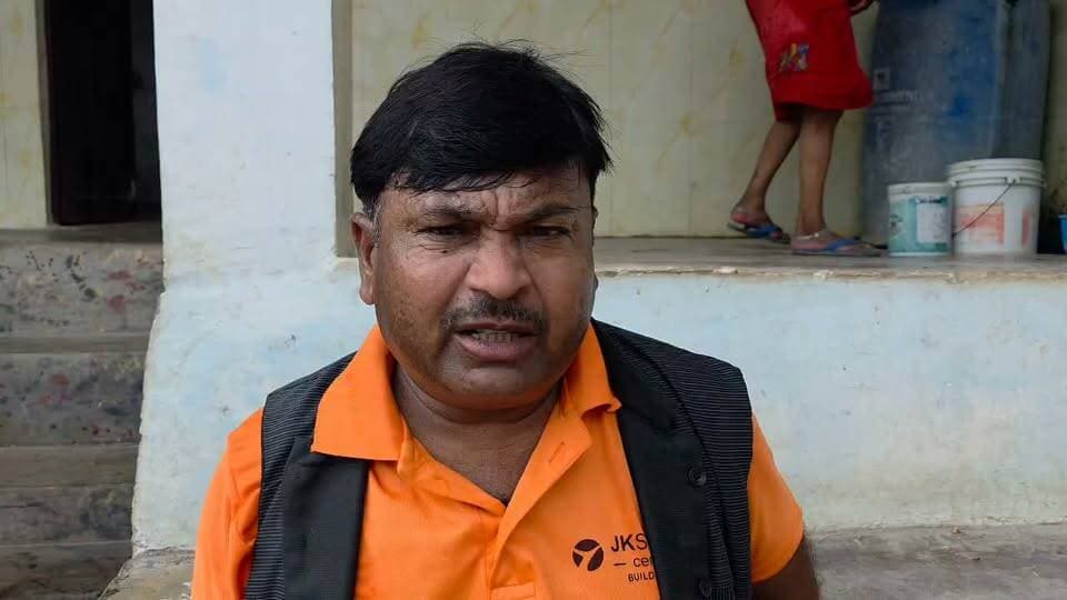 हमीरपुर में पाइपलाइन फटी तो सड़क पर बहने लगा पानी, दूषित पानी पीने को मजबूर लोग