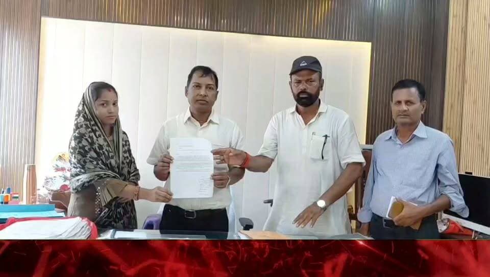 जर्जर भवन टूटने के बाद नए भवन का इंतजार, डीईओ को सौंपा मांग पत्र