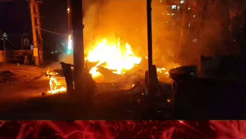मधेपुरा में बिजली का तार गिरा, चार घरों में भड़की आग; सिलेंडर ब्लास्ट से मची अफरातफरी