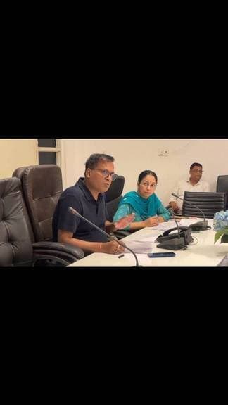 डीएम बोले!निर्माण कार्यों की नियमित स्थलीय जांच/ लंबित कार्यों में तेजी लाई जाए
#शाहजहांपुर,जिलाधिकारी कैंप कार्यालय में डीएम धर्मेंद्र प्रताप सिंह ने नगर निगम में निर्माणाधीन सड़कों, पेयजल पाइपलाइन के कार्यों की प्रगति समीक्षा की। अधिकारियों एवं कार्यदायी संस्थाओं को परियोजनाओं को निर्धारित समयसीमा में पूर्ण कराने तथा निर्माण कार्यों में गुणवत्ता एवं निर्धारित मानकों का पूर्ण पालन सुनिश्चित करने के निर्देश दिए।
आपका अपना शहर Aapka Apna Shahar