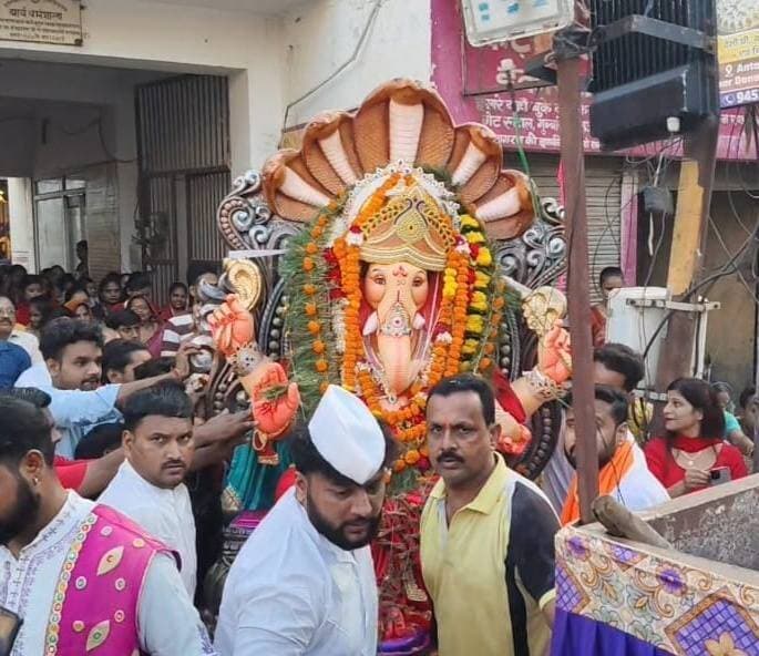 गणपति बप्पा मोरया के जयघोष के साथ श्री गणेश महोत्सव का भव्य समापन
शाहजहांपुर। महाराष्ट्र मराठा मंडल द्वारा रामचरण लाल धर्मशाला, खिरनी बाग में आयोजित नौ दिवसीय श्री गणेश महोत्सव का भव्य समापन श्रद्धा और उल्लास के साथ हुआ। पूरे महोत्सव के दौरान प्रतिदिन विधिवत पूजा-अर्चना एवं आरती के बाद बच्चों द्वारा विभिन्न सांस्कृतिक कार्यक्रम प्रस्तुत किए गए, जिन्हें श्रद्धालुओं ने खूब सराहा।
शोभायात्रा में उमड़ा श्रद्धालुओं का सैलाब
महोत्सव के अंतिम दिन नवग्रह आदि का विधिवत विसर्जन किया गया। भगवान श्री गणेश की आरती के बाद श्रद्धालुओं ने “गणपति बप्पा मोरया, अगले बरस तू जल्दी आ” के जयघोष लगाए। इसके बाद भगवान श्री गणेश की भव्य शोभायात्रा निकाली गई।
शोभायात्रा शाम करीब 4:30 बजे बैंड-बाजों के साथ रामचरण लाल धर्मशाला से प्रारंभ हुई, जो नगर के विभिन्न मार्गों से होती हुई गर्रा घाट पहुंची। यहां आचार्य पंडित हरकेश शुक्ला ने विधिवत पूजन-अर्चन कराया, जिसके बाद गणेश प्रतिमा का श्रद्धापूर्वक जल में विसर्जन किया गया।
झांकियां और मटकी फोड़ प्रतियोगिता बनी आकर्षण
शोभायात्रा में रथों पर सुसज्जित भगवान श्री गणेश, भगवान शंकर-पार्वती, मां दुर्गा और अयोध्या दरबार की झांकियां आकर्षण का प्रमुख केंद्र रहीं। रास्ते में जगह-जगह मटकी फोड़ प्रतियोगिता आयोजित की गई, जिसमें बच्चों ने उत्साहपूर्वक भाग लिया। बच्चों ने मटकी फोड़कर जमकर तालियां बटोरीं। प्रतियोगिता के विजेताओं को समिति की ओर से सम्मानित किया गया।
डीजे की धुन पर बच्चों ने जमकर नृत्य किया, जबकि श्रद्धालुओं ने जगह-जगह शोभायात्रा का स्वागत किया। पूरे मार्ग में भक्ति और उत्सव का माहौल बना रहा।
सहयोग के लिए जताया आभार
महाराष्ट्र मराठा मंडल ने नौ दिवसीय आयोजन को सफल बनाने में सहयोग के लिए जिला प्रशासन, पुलिस प्रशासन, नगर निगम एवं पत्रकार बंधुओं का हार्दिक आभार व्यक्त किया। समिति ने कहा कि सभी के सहयोग से महोत्सव सफलतापूर्वक संपन्न हो सका।
आयोजन टीम
महोत्सव के आयोजन में नीरज वाजपेयी, अनिल कदम, अर्जुन सूर्यवंशी, सुदामा शिंदे, अक्षय कदम, योगेश कदम, आशीष गुप्ता, पिंटू, हर्षित गुप्ता, वंदना कदम, नंदा सूर्यवंशी, रोहित शिंदे सहित समिति के अन्य सदस्यों का महत्वपूर्ण योगदान रहा।
आपका अपना शहर Aapka Apna Shahar