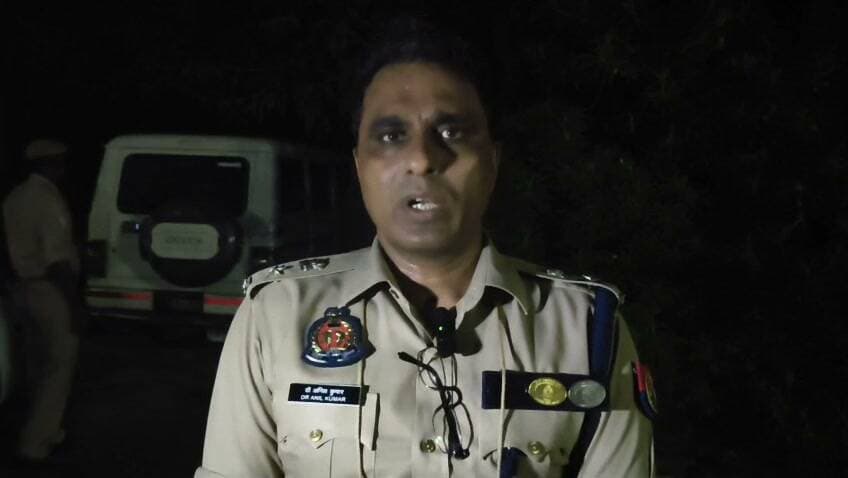 घर में तिहरे हत्याकांड में मौके पर पहुंचे डीआईजी और एसएसपी, एसएसपी ने कहा आरोपी ने बच्चों संग कमरे में खुद को किया है बंद, सकुशल बरामदगी के लिए किया जा रहा प्रयास, तीन हत्या की पुष्टि की