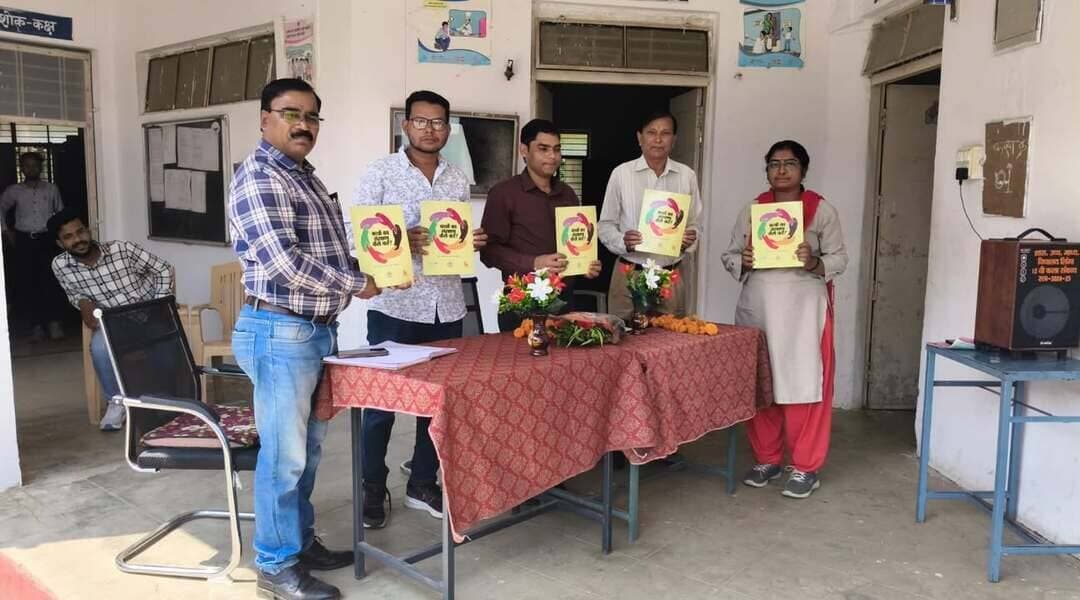 शासकीय उ.मा.वि. लिंगा में बाल सुरक्षा पर जागरूकता कार्यक्रम आयोजित
पॉक्सो एक्ट 2012 की जानकारी छात्रों को होना जरूरी : न्यायाधीश श्री राकेश सिंह
छात्राओं को पम्पलेट व प्राचार्य को छात्राओं के अध्ययन के लिए बाल संरक्षण की पाठ्य पुस्तक की गई भेंट
=========================================================
बालकों के विरुद्ध बढ़ रहे अपराधों की जानकारी देने एवं उनकी रोकथाम के लिए जिला प्रधान न्यायाधीश एवं जिला विधिक सेवा प्राधिकरण के अध्यक्ष श्री सुशांत हुद्दार के निर्देशन में आज शासकीय उच्चतर माध्यमिक विद्यालय लिंगा में बाल सुरक्षा पर जागरूकता कार्यक्रम आयोजित किया गया। कार्यक्रम प्राचार्य श्री एस.आर. ठाकरे की उपस्थिति में संपन्न हुआ।
इस अवसर पर न्यायाधीश एवं विधिक सेवा प्राधिकरण के सचिव श्री राकेश सिंह ने छात्रों को पॉक्सो एक्ट 2012 की जानकारी देते हुए कहा कि पॉक्सो एक्ट की जानकारी के अभाव में लगातार अपराध बढ़ रहे हैं। इसलिए प्रत्येक छात्र को पॉक्सो एक्ट का ज्ञान होना जरूरी है, तभी हम सुरक्षित रह पाएंगे। उन्होंने कहा कि नाबालिग बच्चों के साथ लैंगिक शोषण करने वाले 18 वर्ष से अधिक अथवा कम उम्र के व्यक्तियों से संबंधित अपराधों में भी बढ़ोतरी चिंता का विषय है।
उन्होंने कहा कि वर्तमान में नशा करने वाले व्यक्तियों में अपराधों की संख्या भी अधिक देखी जा रही है। इससे हम सभी को दूर रहना होगा। बाल विवाह अधिनियम के साथ ही बालिकाओं के साथ छेड़खानी, शरारत, पीछा करना, मजाक करना, किसी के घर पर ताक-झांक करना, महिलाओं की फोटो एवं वीडियो वायरल करना तथा सोशल मीडिया प्लेटफॉर्म पर अनजान लोगों से दोस्ती करना भी गंभीर विषय हैं। सार्वजनिक स्थानों, यात्री बसों, ट्रेनों, घरों एवं कार्यस्थलों पर किसी भी तरह की शरारत अथवा अपराध की स्थिति में जागरूक रहना आवश्यक है।
विधिक सेवा प्राधिकरण के सदस्य श्री श्यामल राव ने बाल कल्याण समिति एवं किशोर न्याय अधिनियम की जानकारी दी। उन्होंने प्रदेश में नाबालिग गुमशुदा बालकों की स्थिति एवं बढ़ते अपराधों से भी अवगत कराया। किसी महिला या बालक के साथ किसी भी प्रकार का शोषण होने पर निःशुल्क टोल फ्री नंबर पुलिस डायल 112, महिला हेल्पलाइन 1090 एवं राष्ट्रीय महिला आयोग हेल्पलाइन नंबर 14490 पर कॉल करने की जानकारी दी गई। साथ ही बताया गया कि हर जरूरतमंद व्यक्ति को निःशुल्क विधिक सहायता उपलब्ध कराई जाती है, ताकि कोई भी जरूरतमंद व्यक्ति न्याय से वंचित न रहे।
कार्यक्रम के अंत में छात्राओं को पम्पलेट वितरित किए गए तथा प्राचार्य को छात्राओं के अध्ययन के लिए बाल संरक्षण की पाठ्य पुस्तक भेंट की गई। आयोजन को सफल बनाने में शिक्षक श्री जी.डी. चौधरी, श्री प्रदीप खैलवाड़ी, सुश्री रश्मि शर्मा, श्री एम. धुर्वे, सुश्री श्वेता शर्मा, सुश्री नीलिमा ठाकुर, श्री सुकराम बुनकर, श्री संजय पाल, सुश्री शोभा फरकारे आदि का सराहनीय सहयोग रहा।