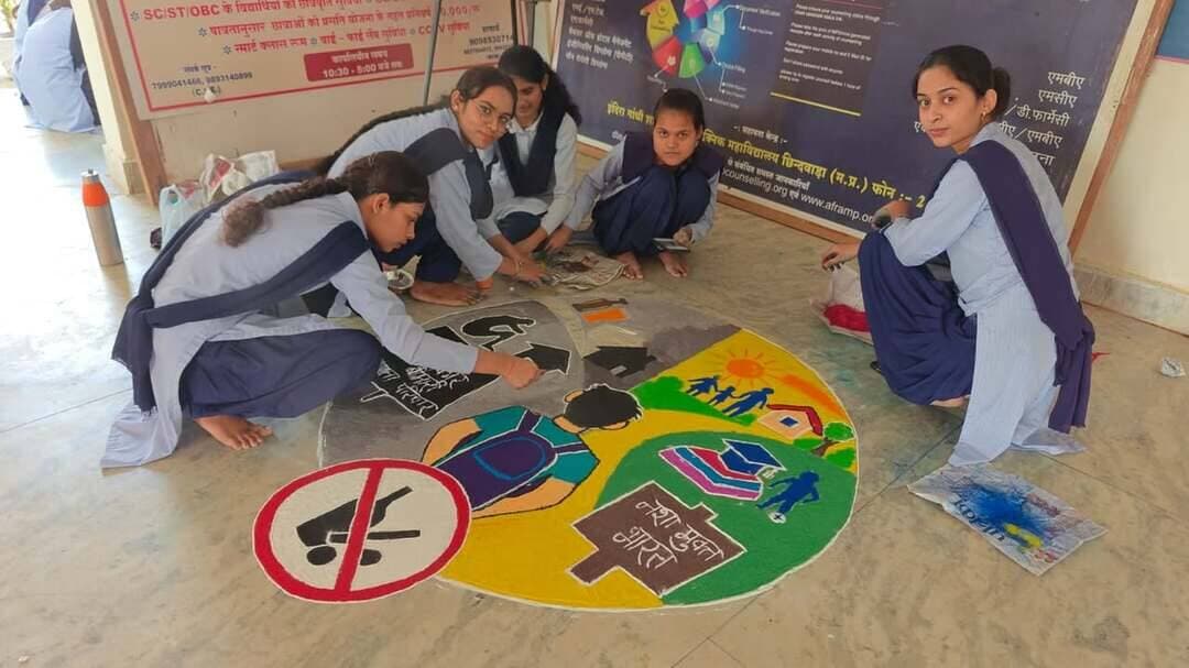 इंदिरा गांधी शासकीय पॉलीटेक्निक महाविद्यालय छिंदवाड़ा में रंगोली प्रतियोगिता का हुआ आयोजन
रंगोली से विद्यार्थियों ने दिया तकनीकी विकास, नवाचार और विकसित भारत का संदेश
=======================================================
आयुक्त, तकनीकी शिक्षा श्री अवधेश शर्मा के निर्देश व कलेक्टर श्री हरेंद्र नारायन के मार्गदर्शन एवं प्राचार्य डॉ. आलोक यादव के नेतृत्व में संकल्प सेवा अभियान के अंतर्गत इंदिरा गांधी शासकीय पॉलीटेक्निक महाविद्यालय छिंदवाड़ा में आज रंगोली प्रतियोगिता का आयोजन किया गया।
प्रतियोगिता की विशेषता यह रही कि रंगोली की थीम केवल कला तक सीमित न होकर तकनीकी शिक्षा और तकनीकी विकास से भी जुड़ी रही। विद्यार्थियों ने अपनी रचनात्मकता के माध्यम से “स्वच्छ एवं विकसित भारत”, “नवाचार एवं तकनीकी शिक्षा”, “नशामुक्त समाज” तथा “महिला सशक्तिकरण” जैसे विषयों को रंगोली के माध्यम से प्रभावी ढंग से प्रस्तुत किया। विद्यार्थियों द्वारा बनाई गई आकर्षक एवं संदेशपरक रंगोलियों ने उपस्थित अतिथियों एवं दर्शकों का ध्यान आकर्षित किया।
प्रतियोगिता में विद्यार्थियों ने एक से बढ़कर एक रंगोली बनाकर अपनी रचनात्मक प्रतिभा, तकनीकी सोच एवं सामाजिक जागरूकता का प्रदर्शन किया। कार्यक्रम के दौरान प्रसिद्ध रंगोली कलाकार श्री रजत गढ़वाल को विशेष रूप से आमंत्रित किया गया। उन्होंने विद्यार्थियों को रंगोली कला की विभिन्न तकनीकों की जानकारी दी तथा कार्यक्रम के अंत में कार्यशाला के माध्यम से विद्यार्थियों को संस्कार रंगोली बनाने का प्रशिक्षण प्रदान किया।
प्रतियोगिता के उपरांत विजेता विद्यार्थियों को प्रमाणपत्र प्रदान किए गए।
ग्रुप रंगोली प्रतियोगिता के विजेता:
प्रथम स्थान — पूर्वी साहू, स्नेहा कुलदीप एवं माधवी छिपने।
द्वितीय स्थान — हर्षिता विश्वकर्मा, भूमिका गुप्ता, महक कुरैशी एवं पूर्व यादव।
तृतीय स्थान — अंशी जैन, आरती बॉक्सर, साधना यादव एवं नंदिनी धुर्वे।
एकल रंगोली प्रतियोगिता के विजेता:
प्रथम स्थान — प्राची बंदेवार।
द्वितीय स्थान — वैदेही भारती।
तृतीय स्थान — हर्षी गुप्ता।
कार्यक्रम ने विद्यार्थियों को कला, तकनीकी शिक्षा, नवाचार और सामाजिक सरोकारों को एक साथ जोड़ने का अवसर प्रदान किया। रंगोली के माध्यम से विद्यार्थियों ने यह संदेश दिया कि तकनीकी शिक्षा केवल रोजगार का माध्यम नहीं, बल्कि रचनात्मकता, नवाचार और समाज के विकास में सक्रिय भागीदारी का भी माध्यम है।
कार्यक्रम के सफल आयोजन में कार्यक्रम संयोजक सुश्री नीलम खासकलम, सह-संयोजक श्री राकेश कावरे तथा रंगोली कार्यक्रम प्रभारी सुश्री आकांक्षा बुनकर, सुश्री शाइस्ता अंसारी, श्रीमती ममता बघेल, सुश्री शैली कराड़े एवं श्री ओम कटकवार का महत्वपूर्ण योगदान रहा।