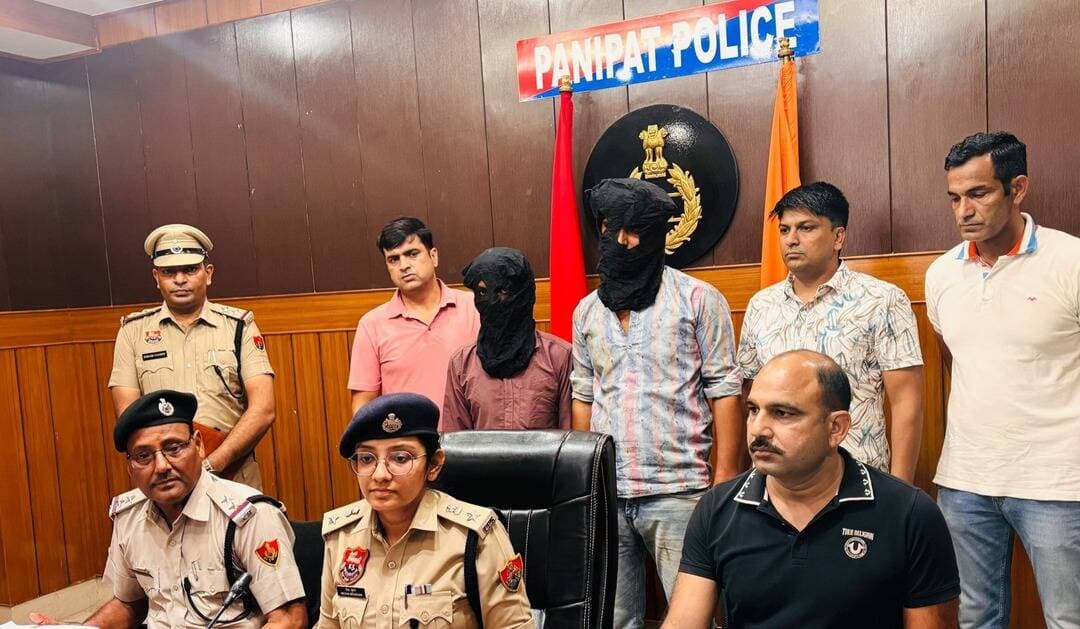 पूरेवाल कॉलोनी से अपहृत 5 वर्षीय बच्चे को पानीपत पुलिस ने सकुशल बरामद किया
दो आरोपी गिरफ्तार, दिल्ली जीटी रोड नरेला बाइपास से किया काबू
पानीपत पुलिस ने तत्परता, तकनीकी साक्ष्यों, मजबूत सूचना तंत्र और बेहतर समन्वय के साथ कार्रवाई करते हुए पूरेवाल कॉलोनी से अपहृत 5 वर्षीय बच्चे को आरोपियों के कब्जे से सकुशल बरामद कर लिया। मामले में दो आरोपियों को भी गिरफ्तार किया गया । पकड़े गए दोनों आरोपी उत्तर प्रदेश के रहने वाले हैं। इनमें से एक आरोपी पिछले करीब 5 माह से पानीपत के डाहर गांव में किराये का कमरा लेकर रह रहा था। आरोपियों ने बेचने के लिए बच्चे का अपहरण किया था।
पुलिस अधीक्षक श्रीमती मेधा भूषण आईपीएस ने मंगलवार को जिला सचिवालय स्थित पुलिस विभाग के सभागार में प्रेसवार्ता के दौरान प्रकरण की जानकारी देते हुए बताया कि गत 15 सितंबर की देर शाम थाना पुराना औद्योगिक क्षेत्र के अंतर्गत पूरेवाल कॉलोनी में पिता की रेहड़ी के पास खेल रहे 5 वर्षीय बच्चे के अपहरण की सूचना प्राप्त हुई थी। सूचना मिलते ही थाना पुराना औद्योगिक क्षेत्र पुलिस सहित सीआईए की तीनों टीमें मौके पर पहुंचीं और बच्चे की तलाश शुरू कर दी।
उन्होंने बताया कि मामले की गंभीरता को देखते हुए जिले की विभिन्न पुलिस टीमों को तत्काल सक्रिय किया गया। बच्चे की तलाश एवं मामले की जांच की जिम्मेदारी सीआईए-1 प्रभारी इंस्पेक्टर वीरेंद्र की टीम को सौंपी गई। टीम दिन-रात बच्चे की तलाश में जुटी रही। करीब 30 पुलिसकर्मियों की टीम ने आसपास के क्षेत्र तथा घटनास्थल से निकलने वाले मार्गों पर लगे 100 से अधिक सीसीटीवी कैमरों की फुटेज खंगाली।
एसपी मेधा भूषण आईपीएस ने बताया कि पुलिस टीम ने तकनीकी साक्ष्यों और मजबूत सूचना तंत्र की मदद से जांच को आगे बढ़ाते हुए एक-एक कड़ी को जोड़कर आरोपियों तक पहुंचने के प्रयास जारी रखे। तकनीकी विश्लेषण एवं सूचना तंत्र के आधार पर पुलिस टीम आरोपियों तक पहुंचने में सफल रही। सीआईए-1 पुलिस टीम ने 21 सितंबर सोमवार शाम दिल्ली जीटी रोड नरेला बाइपास से बच्चे को सकुशल बरामद कर लिया। साथ ही, मामले में दो आरोपियों को गिरफ्तार किया गया। पकड़े गए आरोपियों की पहचान शंकर लाल निवासी भरगवा, शाहजहांपुर, हाल किरायेदार डाहर, पानीपत तथा समरतंज्य उर्फ सूरज निवासी जयपालपुर, सीतापुर, उत्तर प्रदेश के रूप में हुई है।
उन्होंने बताया कि प्रारंभिक पूछताछ में दोनों आरोपियों का पूर्व आपराधिक रिकॉर्ड सामने आया है। दोनों के खिलाफ यूपी में चोरी का एक-एक मामला दर्ज है और दोनों की एक-दूसरे से जान पहचान थी ।
आरोपी शंकर लाल करीब पांच माह पहले काम के सिलसिले में पानीपत आया था और डाहर गांव में किराये का कमरा लेकर पत्नी व बच्चों के साथ रह रहा था। पूछताछ में सामने आया कि कुछ दिन पहले आरोपी सूरज ने शंकर से कोई छोटा बच्चा उठाकर लखनऊ लेकर आने की बात कही और इसके बदले एक लाख रुपये देने का प्रलोभन दिया। सूरज ने उसे बताया था कि उसने आगे बच्चे को बेचने की बात की हुई है।
15 सितंबर को आरोपी शंकर दोपहर बाद पूरेवाल कॉलोनी में पहुंचा। जहा करीब दो-तीन घंटे कॉलोनी में घूमता रहा। इसी दौरान साय के समय उसकी खेल रहे बच्चे पर नजर पड़ी। आरोपी ने मौका पाकर बच्चे को समोसा खिलाने का लालच दिया और उसे गोद में उठाकर ले गया। आरोपी सिवाह बस अड्डे के बाहर से दिल्ली की बस में सवार होकर बच्चे को लेकर लखनऊ में साथी आरोपी सूरज के पास पहुंच गया। 21 सितंबर को दोनों आरोपी बच्चे को साथ लेकर लखनऊ से दिल्ली आए थे।
एसपी मेधा भूषण आईपीएस ने बताया कि पुलिस ने मंगलवार को दोनों आरोपियों को माननीय न्यायालय में पेश किया, जहां से उन्हें 6 दिन के पुलिस रिमांड पर लिया गया। रिमांड के दौरान पुलिस आरोपियों से पूछताछ कर पता लगाएगी कि बच्चा आगे किसे बेचने की योजना थी और इस नेटवर्क में और कितने लोग शामिल थे।
उन्होंने कहा कि अपराधियों को यह स्पष्ट संदेश है कि कानून से बचना संभव नहीं है। बच्चों, महिलाओं एवं आम नागरिकों के विरुद्ध अपराध करने वालों के खिलाफ पानीपत पुलिस पूरी सख्ती के साथ कार्रवाई करेगी। पुलिस की सर्वोच्च प्राथमिकता पीड़ित की सुरक्षा सुनिश्चित करना तथा अपराधियों को शीघ्र कानून के कठघरे तक पहुंचाना है।
एसपी मेधा भूषण आईपीएस ने इस मामले में पुलिस का सहयोग करने पर आमजन का भी विशेष रूप से आभार व्यक्त किया। उन्होंने बताया की बच्चे की तलाश में सीसीटीवी कैमरे खंगालने में आमजन के खुलकर पुलिस की मदद की। आगे भी पानीपत पुलिस आमजन से इसी प्रकार सहयोग की अपेक्षा करती है।
*यह है मामला;*
थाना पुराना औद्योगिक क्षेत्र में पूरेवाल कॉलोनी निवासी महिला फिरदौस ने 15 सितंबर को पुलिस को दी शिकायत में बताया था कि उसके 5 बच्चे हैं। उसका पति मीट की रेहड़ी लगाता है। उसका सबसे छोटा 5 वर्षीय बेटा शाम करीब 7:30 बजे पिता की रेहड़ी के पास खेल रहा था। करीब 20-25 मिनट बाद जब उसने देखा तो बेटा वहां गायब मिला। आसपास काफी तलाश की, लेकिन उसका कोई सुराग नहीं लगा। किसी अज्ञात व्यक्ति ने उसके बेटे का अपहरण कर लिया है। थाना पुराना औद्योगिक क्षेत्र में पीड़ित महिला की शिकायत पर संबंधित धाराओं के तहत अभियोग दर्ज कर पुलिस ने मामले की जांच एवं आरोपियों की धरपकड़ के प्रयास शुरू कर दिए थे।