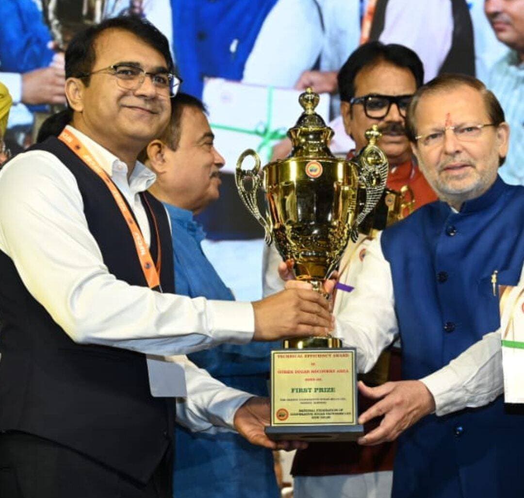डाहर शुगर मिल की राष्ट्रीय उपलब्धि से पानीपत का बढ़ा गौरव, उपायुक्त ने ग्रहण किया प्रथम पुरस्कार
पानीपत सहकारी चीनी मिल डाहर ने रचा इतिहास, तकनीकी दक्षता में देशभर में प्रथम
94.61 प्रतिशत क्षमता उपयोग के साथ पानीपत शुगर मिल को राष्ट्रीय स्तर पर पहला पुरस्कार
61.50 लाख क्विंटल गन्ने की पेराई से राष्ट्रीय सम्मान तक पहुंचा पानीपत सहकारी चीनी मिल
पानीपत, 22 सितंबर। पानीपत सहकारी चीनी मिल डाहर ने तकनीकी दक्षता के क्षेत्र में देशभर में अपनी अलग पहचान कायम करते हुए इतिहास रच दिया है। वर्ष 2025-26 के पेराई सत्र में शानदार प्रदर्शन के आधार पर मिल को राष्ट्रीय स्तर पर तकनीकी दक्षता का प्रथम पुरस्कार प्रदान किया गया है। 94.61 प्रतिशत क्षमता उपयोग के साथ मिली इस उपलब्धि से जिले का गौरव बढ़ा है। नई दिल्ली स्थित डॉ. आंबेडकर अंतरराष्ट्रीय केंद्र में मंगलवार को आयोजित राष्ट्रीय पुरस्कार समारोह में उपायुक्त एवं पानीपत सहकारी चीनी मिल के अध्यक्ष डॉ. हरीश कुमार वशिष्ठ ने केंद्रीय मंत्री नितिन गडकरी के हाथों यह प्रतिष्ठित पुरस्कार ग्रहण किया। पानीपत सहकारी चीनी मिल की इस उपलब्धि को जिले के लिए गौरवपूर्ण क्षण माना जा रहा है।
बता दे की वर्ष 2025-26 के पेराई सत्र के दौरान मिल ने 61.50 लाख क्विंटल गन्ने की पेराई की तथा 5.62 लाख क्विंटल चीनी का उत्पादन किया। मिल ने इस दौरान बिजली का उत्पादन कर करीब 29 करोड़ रुपये की बिजली की बिक्री भी की। तकनीकी दक्षता और क्षमता के बेहतर उपयोग के चलते मिल को राष्ट्रीय स्तर पर यह सम्मान हासिल हुआ है।
विदित रहे कि राष्ट्रीय सहकारी शक्कर कारखाना संघ की ओर से वर्ष 2025-26 के दक्षता पुरस्कारों के लिए विभिन्न सहकारी चीनी मिलों के प्रदर्शन का मूल्यांकन किया गया।
ध्यान रहे कि मूल्यांकन के आधार पर मुख्य निदेशक (शुगर), भारत सरकार की अध्यक्षता वाली पुरस्कार चयन समिति ने परिणाम को अंतिम रूप दिया। पानीपत सहकारी चीनी मिल को तकनीकी दक्षता के क्षेत्र में प्रथम पुरस्कार के लिए चुना गया। मिल ने 94.61 प्रतिशत क्षमता उपयोग के साथ यह उल्लेखनीय उपलब्धि हासिल की।
राष्ट्रीय सहकारी शक्कर कारखाना संघ ने दक्षता के आकलन के लिए चीनी मिलों को रिकवरी के आधार पर अलग-अलग क्षेत्रों में विभाजित किया था। पानीपत सहकारी चीनी मिल ने तकनीकी दक्षता के क्षेत्र में बेहतर प्रदर्शन करते हुए अग्रणी स्थान हासिल किया।
61.50 लाख क्विंटल गन्ने की हुई पेराई।
पेराई सत्र 2025-26 में पानीपत सहकारी चीनी मिल ने 61.50 लाख क्विंटल गन्ने की पेराई की। यह प्रदेश की 11 सरकारी चीनी मिलों में सबसे अधिक पेराई बताई गई है। इसी अवधि में मिल ने 5.62 लाख क्विंटल चीनी का उत्पादन किया। इसके अलावा मिल द्वारा बिजली का उत्पादन कर करीब 29 करोड़ रुपये की बिजली की बिक्री की गई। मिल के तकनीकी प्रबंधन, क्षमता उपयोग और उत्पादन के क्षेत्र में किए गए बेहतर प्रदर्शन का परिणाम राष्ट्रीय पुरस्कार के रूप में सामने आया है।
गौरतलब है कि पानीपत में वर्ष 1956 में 18 हजार क्विंटल प्रतिदिन पेराई क्षमता वाली चीनी मिल की शुरुआत हुई थी। समय के साथ पुरानी मिल की सीमित क्षमता के कारण जिले के किसानों को अपना गन्ना प्रदेश के अन्य जिलों के साथ-साथ उत्तर प्रदेश की चीनी मिलों तक भेजना पड़ता था। किसानों की मांग को देखते हुए प्रदेश सरकार ने वर्ष 2022 में डाहर गांव में 50 हजार क्विंटल प्रतिदिन पेराई क्षमता वाला नया गन्ना मिल संयंत्र स्थापित किया। नई क्षमता और आधुनिक तकनीकी सुविधाओं के चलते मिल के प्रदर्शन में लगातार सुधार हुआ और अब राष्ट्रीय स्तर पर तकनीकी दक्षता का प्रथम पुरस्कार मिलना इसी प्रगति का प्रमाण है।
उपायुक्त डॉ. हरीश कुमार वशिष्ठ ने इस उपलब्धि पर पानीपत सहकारी चीनी मिल के सभी अधिकारियों और कर्मचारियों को बधाई दी। उन्होंने कहा कि यह पुरस्कार मिल के अधिकारियो,कर्मचारियों और किसानों के संयुक्त प्रयास, मेहनत, लगन और सहयोग का परिणाम है। चुनौतीपूर्ण पेराई सत्र के बावजूद मिल ने तकनीकी दक्षता के क्षेत्र में उत्कृष्ट प्रदर्शन करते हुए राष्ट्रीय स्तर पर प्रथम स्थान हासिल किया है।
उपायुक्त ने कहा कि पानीपत के लिए आज का दिन विशेष महत्व रखता है। सहकारी चीनी मिल डाहर को राष्ट्रीय स्तर पर मिला यह सम्मान पूरे जिले के लिए गौरव की बात है। उन्होंने मिल के अधिकारियों और कर्मचारियों का आभार व्यक्त करते हुए उनके प्रयासों की सराहना की। साथ ही उन्होंने केंद्रीय मंत्री नितिन गडकरी का भी विशेष रूप से आभार प्रकट किया।
मिल के प्रबंध निदेशक नवदीप सिंह नैन ने भी इस उपलब्धि को मिल के लिए बड़ी सफलता बताते हुए उपायुक्त डॉ. हरीश कुमार वशिष्ठ को बधाई दी। उन्होंने कहा कि राष्ट्रीय स्तर पर मिला यह सम्मान मिल के अधिकारियों, कर्मचारियों और किसानों के सामूहिक प्रयासों का परिणाम है। राष्ट्रीय स्तर पर मिले इस सम्मान ने पानीपत सहकारी चीनी मिल डाहर की कार्यक्षमता और तकनीकी दक्षता को नई पहचान दी है। यह उपलब्धि न केवल मिल प्रबंधन और कर्मचारियों के लिए गौरव का विषय है, बल्कि पानीपत के किसानों और पूरे जिले के लिए भी सम्मान की बात है।