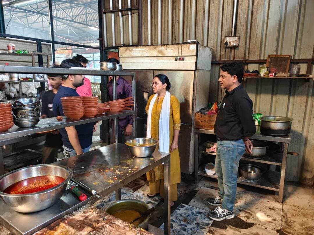 खाद्य प्रतिष्ठानों का निरीक्षण कर खाद्य पदार्थों के नमूने लिए
जिले में होटल एवं रेस्टोरेंट सहित खाद्य प्रतिष्ठानों के निरीक्षण एवं खाद्य पदार्थों की गुणवत्ता जांच की कार्रवाई की जा रही है। खाद्य सुरक्षा अधिकारी श्री कमलेश जमरा द्वारा आलोट में विभिन्न होटल एवं रेस्टोरेंट का निरीक्षण किया गया।
कार्रवाई के दौरान कारगिल चौराहा स्थित नागेश्वर भोजनालय से पनीर, एमएसजी द रेस्टोरेंट से काजू टुकड़ी एवं हल्दी पाउडर तथा राम रतन से धनिया पाउडर के नमूने लिए गए। इसी प्रकार गजानंद भोजनालय से आटा का नमूना लिया गया। सुखेड़ा स्थित श्री बजरंग दूध डेयरी से दूध एवं घी के नमूने लिए गए।
निरीक्षण के दौरान एमएसजी द रेस्टोरेंट के किचन में साफ-सफाई की स्थिति संतोषजनक नहीं पाए जाने पर प्रतिष्ठान को सुधार सूचना पत्र जारी किया जाएगा।
लिए गए सभी खाद्य पदार्थों के नमूने जांच के लिए राज्य खाद्य प्रयोगशाला, भोपाल भेजे जाएंगे। प्रयोगशाला से जांच रिपोर्ट प्राप्त होने के उपरांत रिपोर्ट के आधार पर खाद्य सुरक्षा एवं मानक अधिनियम के प्रावधानों के तहत नियमानुसार कार्रवाई की जाएगी।
#jansampark #ratlam
#MadhyaPradesh
