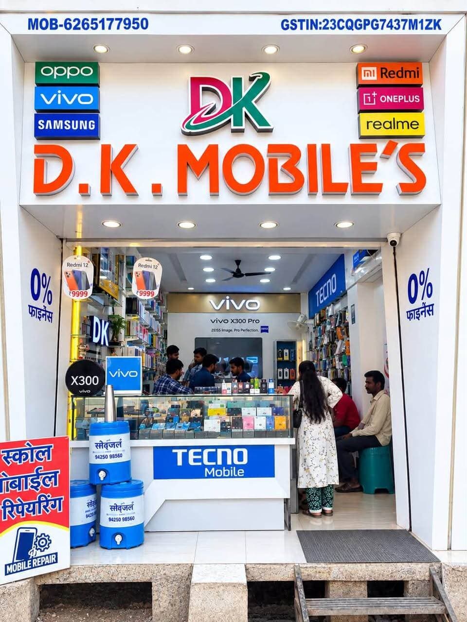मुख्यमंत्री उद्यम क्रांति योजना ने अरुण को बनाया करोड़पति, 48 लोगों को दिया रोजगार
सड़क किनारे छतरी लगाकर सिम बेचने वाले अरुण अब प्रतिदिन बेचते हैं 50 मोबाइल, 30 करोड़ का सालाना टर्न ओवर
मुख्यमंत्री उद्यम क्रांति योजना ने रतलाम जिले के ग्राम उनी निवासी 28 वर्षीय युवा अरुण गुर्जर के सपनों को नई उड़ान दी है। कभी सड़क किनारे छतरी लगाकर मोबाइल सिम बेचने वाले अरुण आज मोबाइल व्यवसाय की तीन दुकानें संचालित कर रहे हैं। उनके व्यवसाय से 48 लोगों को रोजगार मिला है और मेहनत, अनुभव तथा सही मार्गदर्शन के बल पर उन्होंने करोड़ों रुपये का कारोबार खड़ा किया है।
अरुण गुर्जर ने कृषि विषय से स्नातक की पढ़ाई की है। पढ़ाई के बाद उन्होंने मोबाइल क्षेत्र में नौकरी की और इसके बाद सड़क किनारे छतरी लगाकर मोबाइल सिम बेचने का काम शुरू किया। उस समय सिम बेचने में भी काफी कठिनाई होती थी और आमदनी बहुत कम थी। अरुण के मन में अपना व्यवसाय शुरू करने का सपना था, लेकिन पूंजी का अभाव उनके सामने बड़ी चुनौती थी।
इसी दौरान एक दोस्त के माध्यम से उन्हें मुख्यमंत्री उद्यम क्रांति योजना की जानकारी मिली। योजना के माध्यम से उन्होंने सेंट्रल बैंक से वर्ष 2023 में 25 लाख रुपये का ऋण प्राप्त किया। ऋण पर उन्हें 3 प्रतिशत की सब्सिडी भी मिली। इस आर्थिक सहायता ने उनके व्यवसायिक सफर को नई दिशा दी।
अरुण ने ऋण राशि से DK मोबाइल के नाम से अपनी पहली मोबाइल दुकान शुरू की। शुरुआत आसान नहीं थी। शुरुआती दिनों में एक दिन में मुश्किल से एक मोबाइल बिकता था और पूरे महीने में लगभग 8 से 10 मोबाइल ही बिक पाते थे। लेकिन अरुण ने हिम्मत नहीं छोड़ी। उन्होंने ग्राहकों की पसंद, मोबाइल बाजार, बिक्री और दुकान के प्रबंधन को समझा तथा लगातार अपने व्यवसाय को बेहतर बनाने पर ध्यान दिया।
धीरे-धीरे व्यवसाय बढ़ा और उन्होंने दूसरी दुकान शुरू की। इसके बाद तीसरी दुकान भी प्रारंभ की। आज अरुण की मोबाइल व्यवसाय की तीन शाखाएं संचालित हो रही हैं। इनमें Vivo और Oppo सहित विभिन्न कंपनियों के मोबाइल फोन तथा इलेक्ट्रॉनिक सामान भी उपलब्ध हैं। जिससे 30 करोड़ का सालाना टर्न ओवर भी हो रहा है।
अरुण बताते हैं कि शुरुआत में जब वे सड़क किनारे छतरी लगाकर सिम बेचते थे, तब उन्हें एक सिम बेचने में भी काफी मेहनत करनी पड़ती थी। आज मेहनत और अनुभव के बल पर वे प्रतिदिन लगभग 50 मोबाइल फोन तक बेच रहे हैं।
वे कहते हैं कि दुकान शुरू करना जितना चुनौतीपूर्ण है, उससे अधिक महत्वपूर्ण उसे व्यवस्थित ढंग से चलाना और उसका प्रबंधन करना है। लगातार सीखने और ग्राहकों की जरूरत को समझने से उन्हें अपने व्यवसाय को आगे बढ़ाने में सफलता मिली।
अरुण गुर्जर बताते हैं कि मुख्यमंत्री उद्यम क्रांति योजना ने उन्हें आगे बढ़ने का अवसर दिया। उनके अनुसार, योजना से मिले ऋण ने उनके सपने को व्यवसाय में बदलने में महत्वपूर्ण भूमिका निभाई। आज वे अपने व्यवसाय के माध्यम से न केवल स्वयं आत्मनिर्भर बने हैं, बल्कि 48 लोगों को रोजगार भी उपलब्ध करा रहे हैं।
अरुण बताते हैं कि उनके व्यवसाय में अच्छे प्रदर्शन के कारण संबंधित मोबाइल कंपनियों द्वारा उन्हें विदेश यात्राओं के अवसर भी मिले हैं। अब तक वे 15 देशों की विदेश यात्राएं कर चुके हैं।
अरुण गुर्जर की कहानी इस बात का उदाहरण है कि सही अवसर, आर्थिक सहयोग, मेहनत और निरंतर सीखने की इच्छा से एक छोटा व्यवसाय भी बड़े उद्यम का रूप ले सकता है। मुख्यमंत्री उद्यम क्रांति योजना से मिली आर्थिक सहायता ने अरुण को अपने पैरों पर खड़े होने का अवसर दिया और आज वे स्वयं रोजगार देने वाले उद्यमी बन चुके हैं।
#jansampark #ratlam
#MadhyaPradesh