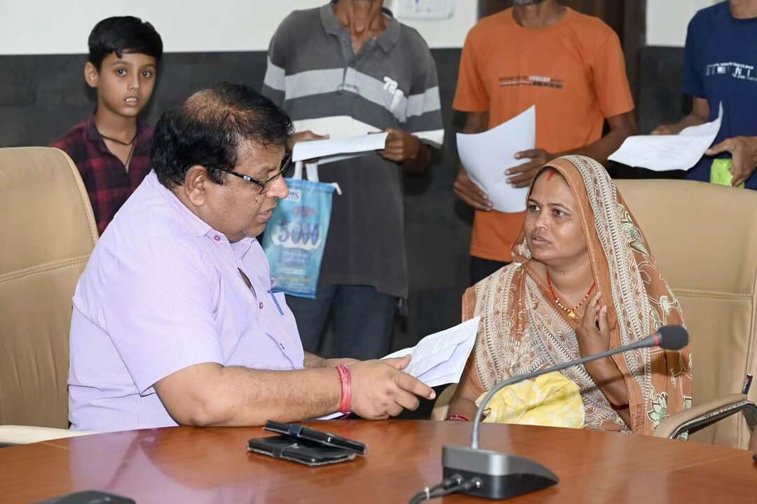 जिले में विभिन्न कार्यालयों में हुई जनसुनवाई
अधिकारियों ने सुनी आमजन की समस्याएं
प्रत्येक मंगलवार को आयोजित होने वाली जनसुनवाई के तहत आज जिले में विभिन्न विकेन्द्रीकृत केन्द्रों पर जनसुनवाई आयोजित की गई। प्रातः 11:00 बजे से दोपहर 01:00 बजे तक आयोजित जनसुनवाई में अधिकारियों ने आमजन की समस्याएं सुनी तथा प्राप्त आवेदनों के निराकरण के लिए आवश्यक कार्यवाही की।
नगर पालिक निगम रतलाम क्षेत्र कार्यालय, रतलाम, जावरा, सैलाना एवं आलोट अनुविभाग कार्यालय तथा बाजना एवं पिपलौदा विकासखंड कार्यालय में जनसुनवाई आयोजित हुई। संबंधित अनुविभागीय अधिकारी राजस्व, जनपद पंचायतों के मुख्य कार्यपालन अधिकारी तथा अन्य विभागीय अधिकारियों द्वारा आवेदकों की समस्याएं सुनी गईं।
जनसुनवाई में राजस्व, पंचायत एवं ग्रामीण विकास, खाद्य, सामाजिक न्याय, स्वास्थ्य, महिला एवं बाल विकास, शिक्षा, कृषि, विद्युत सहित विभिन्न विभागों से संबंधित आवेदन प्राप्त हुए। अधिकारियों द्वारा आवेदनों को दर्ज कर आवश्यक कार्यवाही की गई तथा जिन प्रकरणों का निराकरण मौके पर संभव था, उनका निराकरण किया गया।
जनसुनवाई में संबंधित अधिकारियों को प्राप्त शिकायतों एवं आवेदनों का नियमानुसार निराकरण सुनिश्चित करने के निर्देश दिए गए। साथ ही आवेदकों को उनके प्रकरण में की जा रही कार्यवाही से अवगत कराने के लिए भी कहा गया।
#jansampark #ratlam
#MadhyaPradesh