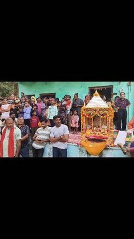 ढोल ग्यारस पर पालकी में निकले ठाकुर जी, देवी सागर तालाब पर कराया जल विहार
मनपुरा। शिवपुरी जिले के ग्राम मनपुरा स्थित प्राचीन एवं प्रसिद्ध श्री श्री 1008 चतुर्भुज नाथ मंदिर से ढोल ग्यारस के अवसर पर वर्षों से चली आ रही परंपरा के अनुसार ठाकुर जी की पालकी यात्रा धूमधाम और भक्तिभाव के साथ निकाली गई। ठाकुर जी को पालकी में विराजमान कर नगर भ्रमण कराया गया, जिसमें बड़ी संख्या में श्रद्धालु एवं नगरवासी शामिल हुए।
पालकी यात्रा के दौरान जगह-जगह श्रद्धालुओं ने ठाकुर जी का फूल-मालाओं से स्वागत किया और भोग-प्रसादी अर्पित की। ढोल-डीजे पर बज रहे भजनों पर श्रद्धालु उत्साह के साथ झूमते नजर आए। पूरे नगर में भक्तिमय वातावरण बना रहा।
नगर भ्रमण के बाद ठाकुर जी का विमान देवी सागर तालाब पहुंचा, जहां संध्या आरती के बाद विधि-विधान से ठाकुर जी को जल विहार कराया गया। इस दौरान बड़ी संख्या में श्रद्धालु मौजूद रहे और धार्मिक आयोजन श्रद्धा एवं उल्लास के साथ संपन्न हुआ।
कई पीढ़ियों से हो रही ठाकुर जी की सेवा
मंदिर के पुजारी पं. पवन शर्मा ने बताया कि चतुर्भुज नाथ मंदिर में उनके परिवार की कई पीढ़ियां ठाकुर जी की पूजा-अर्चना एवं सेवा करती आ रही हैं। वर्तमान में भी परिवार को ठाकुर जी की सेवा करने का सौभाग्य प्राप्त हो रहा है। उन्होंने बताया कि ढोल ग्यारस के अवसर पर प्रतिवर्ष ठाकुर जी की जल विहार यात्रा पूरे नगर में धूमधाम से निकाली जाती है।
आयोजन को सफल बनाने में नगरवासियों का विशेष सहयोग रहा। वहीं भौंती थाना प्रभारी घनश्याम सिंह भदौरिया के नेतृत्व में पुलिस प्रशासन तथा ग्राम पंचायत की ओर से भी व्यवस्था बनाए रखने में सहयोग किया गया।