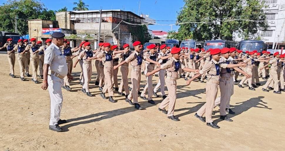 🚨 दरभंगा पुलिस केंद्र में रैतिक परेड, SSP ने किया निरीक्षण
लहेरियासराय पुलिस केंद्र में SSP दरभंगा के नेतृत्व में रैतिक परेड का आयोजन किया गया। इस दौरान पुलिस उपाधीक्षक रक्षित सहित अन्य पुलिस पदाधिकारी व कर्मी मौजूद रहे।
SSP ने परेड ग्राउंड का निरीक्षण कर आवश्यक दिशा-निर्देश दिए। इस दौरान पुलिसकर्मियों की फिटनेस, वर्दी का टर्नआउट, अनुशासन, टोलीवार ड्रिल, बैरक की साफ-सफाई, पुलिस लाइन की शाखाओं और वाहनों का भी निरीक्षण किया गया।
#Darbhanga #DarbhangaPolice #PoliceParade #BiharPolice #SSPDarbhanga #PoliceInspection #Laheriasarai #DarbhangaNews #DarbhangaLiveNews