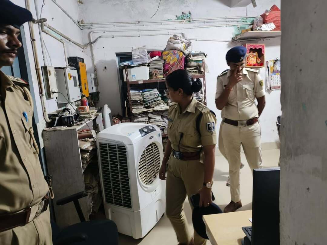 मनीगाछी थाना का औचक निरीक्षण, ग्रामीण SP ने दिए जरूरी निर्देश
ग्रामीण पुलिस अधीक्षक, दरभंगा ने मनीगाछी थाना का औचक निरीक्षण किया। इस दौरान गश्ती व्यवस्था, O.D. जांच, हाजत की सुरक्षा, साफ-सफाई और चौकीदारों की उपस्थिति समेत विभिन्न व्यवस्थाओं की जांच की गई।
निरीक्षण के दौरान संबंधित पुलिस पदाधिकारियों एवं कर्मियों से पूछताछ कर आवश्यक दिशा-निर्देश भी दिए गए।
#Darbhanga #Manigachhi #DarbhangaPolice #BiharPolice #PoliceInspection #BreakingNews #DarbhangaNews #DarbhangaLiveNews