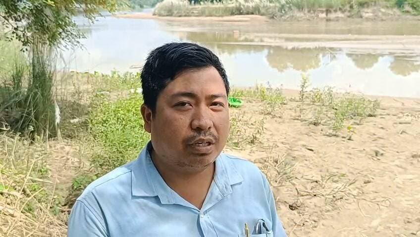 ধলাই নদী গতিপথ পরিবর্তনের ফলে বিপাকে পড়েছে গারদটিলা ওয়াটার ট্রিটমেন্ট প্ল্যান্ট। কারণ প্ল্যান্ট থেকে নদী দূরে সরে যাওয়ায় ড্রেন করে ইন্টেক ওয়েল -এ জল আনতে হচ্ছে। কিন্তু প্রায় পঞ্চাশ মিটার দূরে চলে গেছে নদী। যার ফলে জল আনতে প্রচন্ড সমস্যা হচ্ছে। এদিকে মাইকযোগে প্রচার করা হয়েছে যে আগামী কিছুদিন জল সরবরাহ করা যাবেনা। মানুষের পানীয় জলের জন্য হাহাকার অবস্থা শহরে। এই অবস্থায় বিকল্প কি চিন্তা রয়েছে দপ্তরের তাই দেখার।