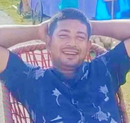 রাতাবাড়ীতে বাইক-স্কুটির সং'ঘর্ষে প্রা'ণ গেল যুবকের, আহ'ত ৩
রাতাবাড়ীর চরগোলা হাসপাতালের সামনে বাইক ও স্কুটির সংঘ'র্ষে মর্মান্তিকভাবে মৃ'ত্যু হয়েছে এক যুবকের। নিহতের নাম মুক্তার হোসেন ওরফে শাহাজাহান। তাঁর বাড়ি রাতাবাড়ী জিপির গন্ধরাজবাড়ী এলাকায়।
জানা গেছে, নিজ স্কুটি নিয়ে যাওয়ার সময় পিছন দিক থেকে আসা একটি দ্রুতগতির বাইক তাঁকে ধাক্কা মারে। গুরুতর আহত অবস্থায় স্থানীয়রা তাঁকে উদ্ধার করে চরগোলা মিনি হাসপাতালে নিয়ে যান। পরে উন্নত চিকিৎসার জন্য শিলচর মেডিকেল কলেজ হাসপাতালে নিয়ে যাওয়ার পথে তাঁর মৃ'ত্যু হয় বলে পরিবার সূত্রে জানা গেছে।
এই দুর্ঘটনায় আরও তিনজন আহ'ত হয়েছেন বলে জানা গেছে।
ময়নাতদন্তের পর মরদেহ পরিবারের হাতে তুলে দেওয়া হয়েছে। যুবকের মৃত্যুতে এলাকায় নেমে এসেছে শোকের ছায়া।
আজ রাত ৮টা ১৫ মিনিটে কাজিরবাজার জামে মসজিদের সম্মুখে মরহুম মুক্তার হোসেন ওরফে শাহাজাহানের জানাজার নামাজ অনুষ্ঠিত হবে।
#রাতাবাড়ী #সড়কদুর্ঘটনা #বাইকদুর্ঘটনা #স্কুটিদুর্ঘটনা #মুক্তারহোসেন #শাহাজাহান #চরগোলা #Karimganj #RoadAccident #AssamNews #BreakingNews