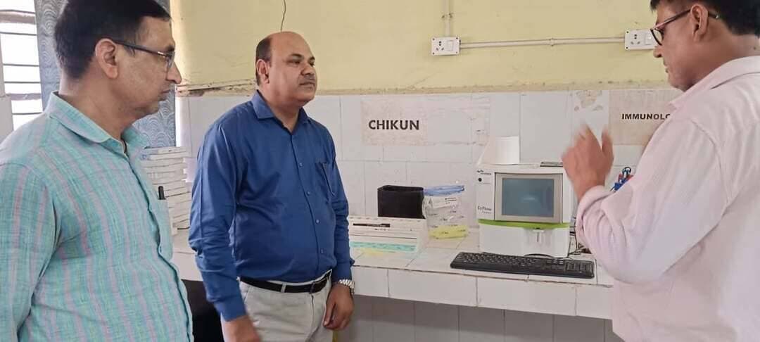 आज दिनांक 22/9/26 को DACO डॉ सी के दास द्वारा SKMCH मुजफ्फरपुर स्थित ए आर टी केंद्र एवं सीडी 4 लैब का औचक निरीक्षण किया गया l उपरोक्त केंद्र पर सभी कर्मी से व्यक्तिगत रूप से उनके द्वारा किया जाने वाला कार्य की समीक्षा किया गया l उन्होंने माइक्रोबायोलॉजी विभागाध्यक्ष से सीडी 4 लैब के बारे में विस्तृत जानकारी लिए l उपरोक्त केंद्र के भ्रमण में ए आर टी केंद्र के नोडल ऑफिसर डॉ अमित कुमार एवं DIS मुजफ्फरपुर जय प्रकाश सिंह उपस्थित रहें l